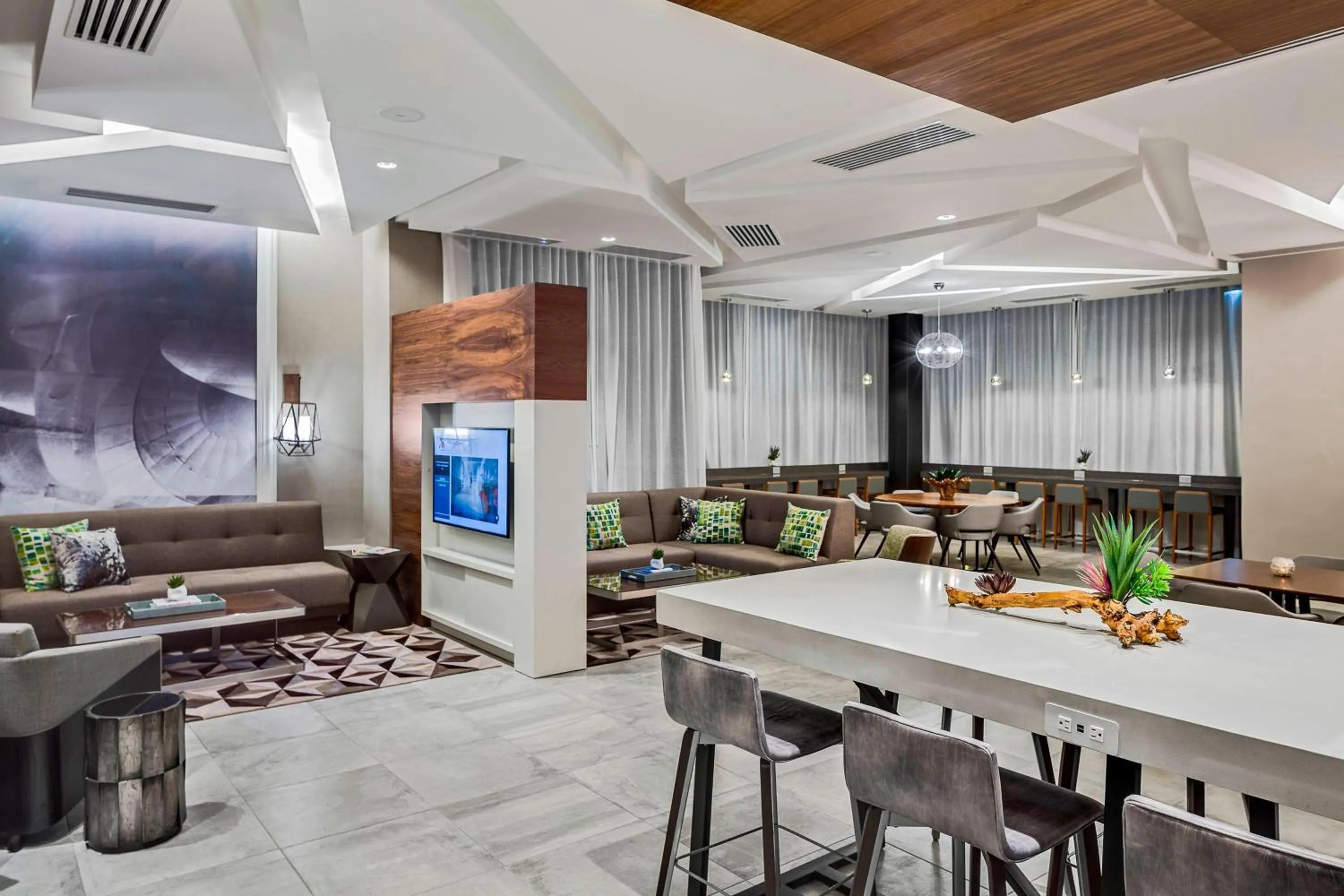 Lounge or bar in North Charleston Marriott
