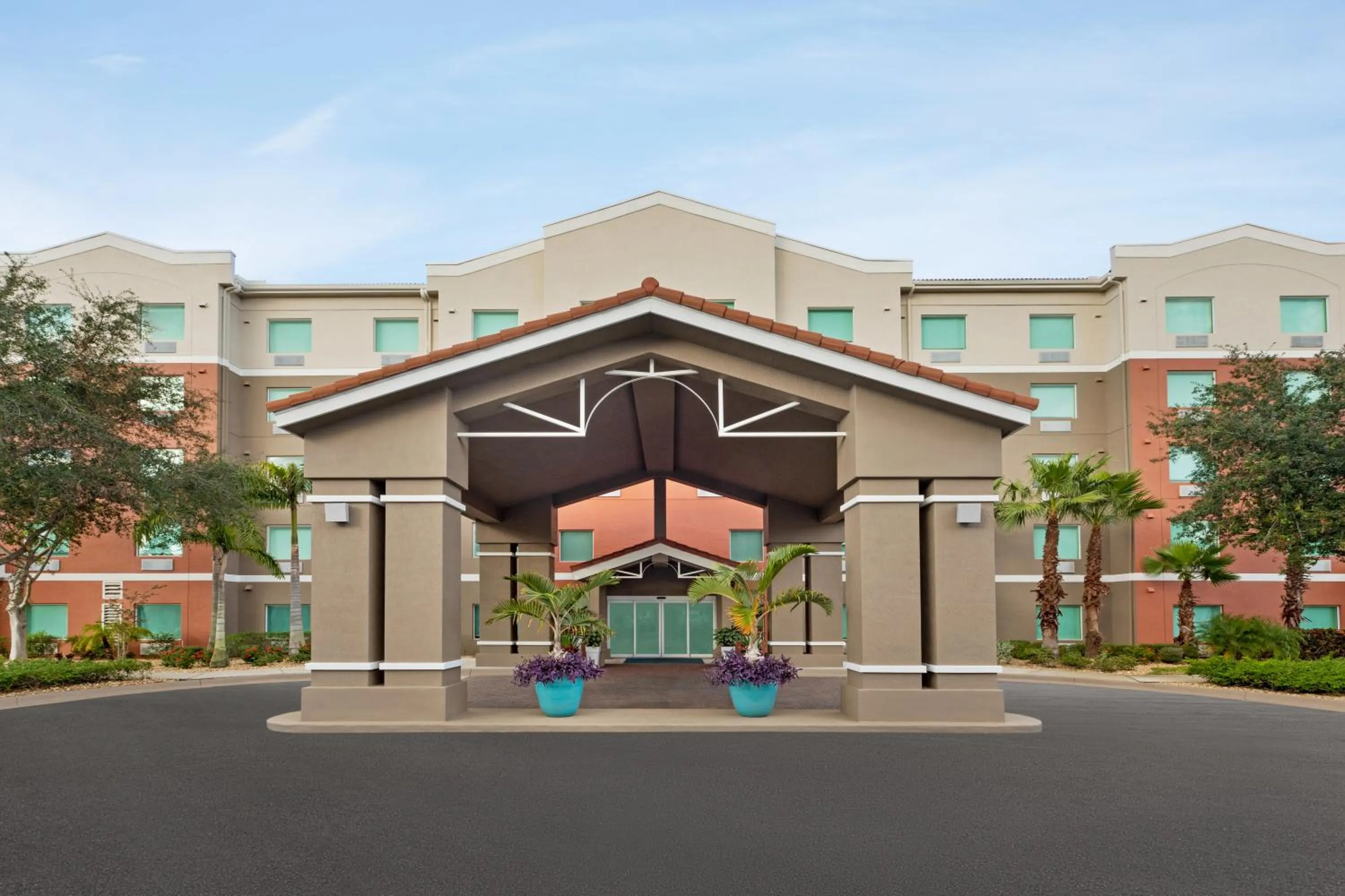 Property building in Holiday Inn Express & Suites Pembroke Pines-Sheridan St by IHG