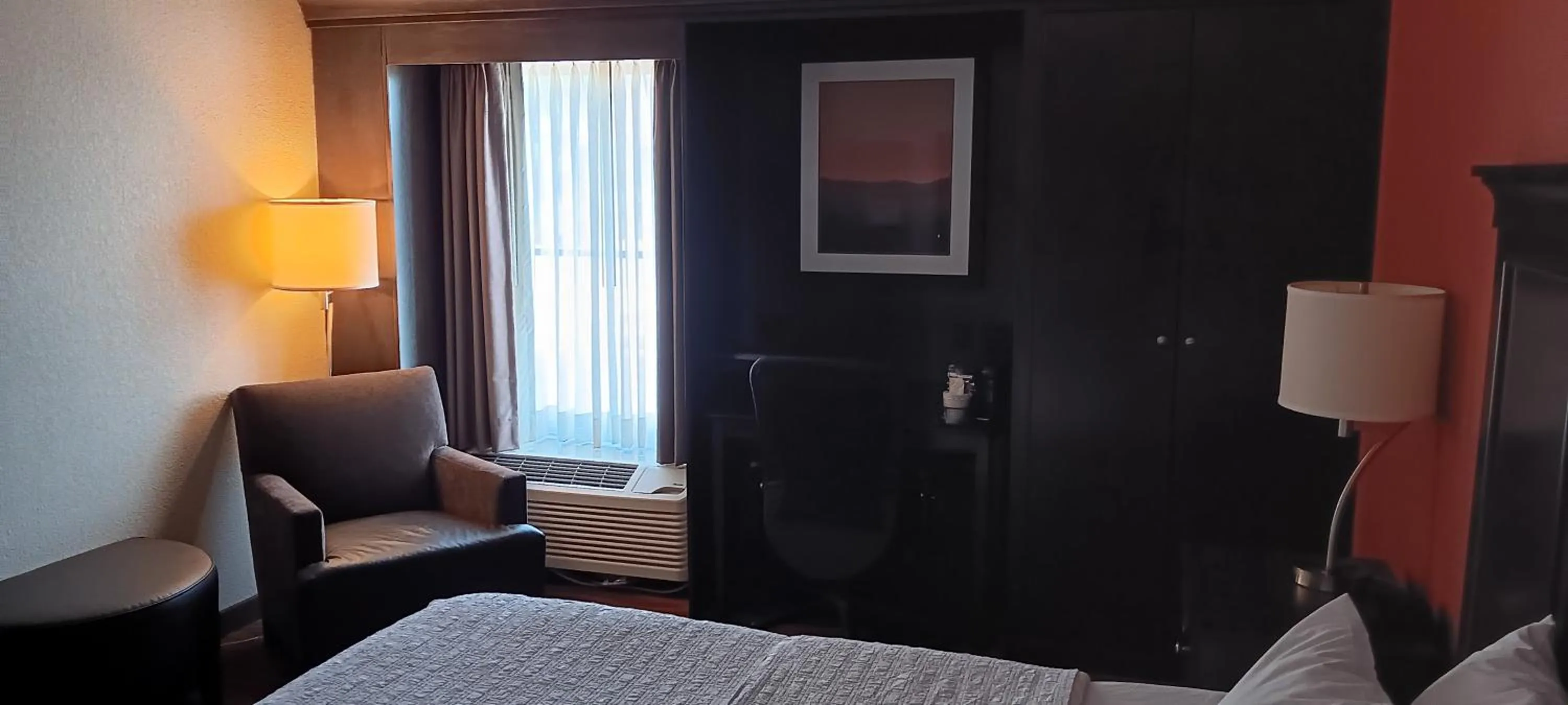 Seating area, Bed in Hampton Inn by Hilton Clarksville