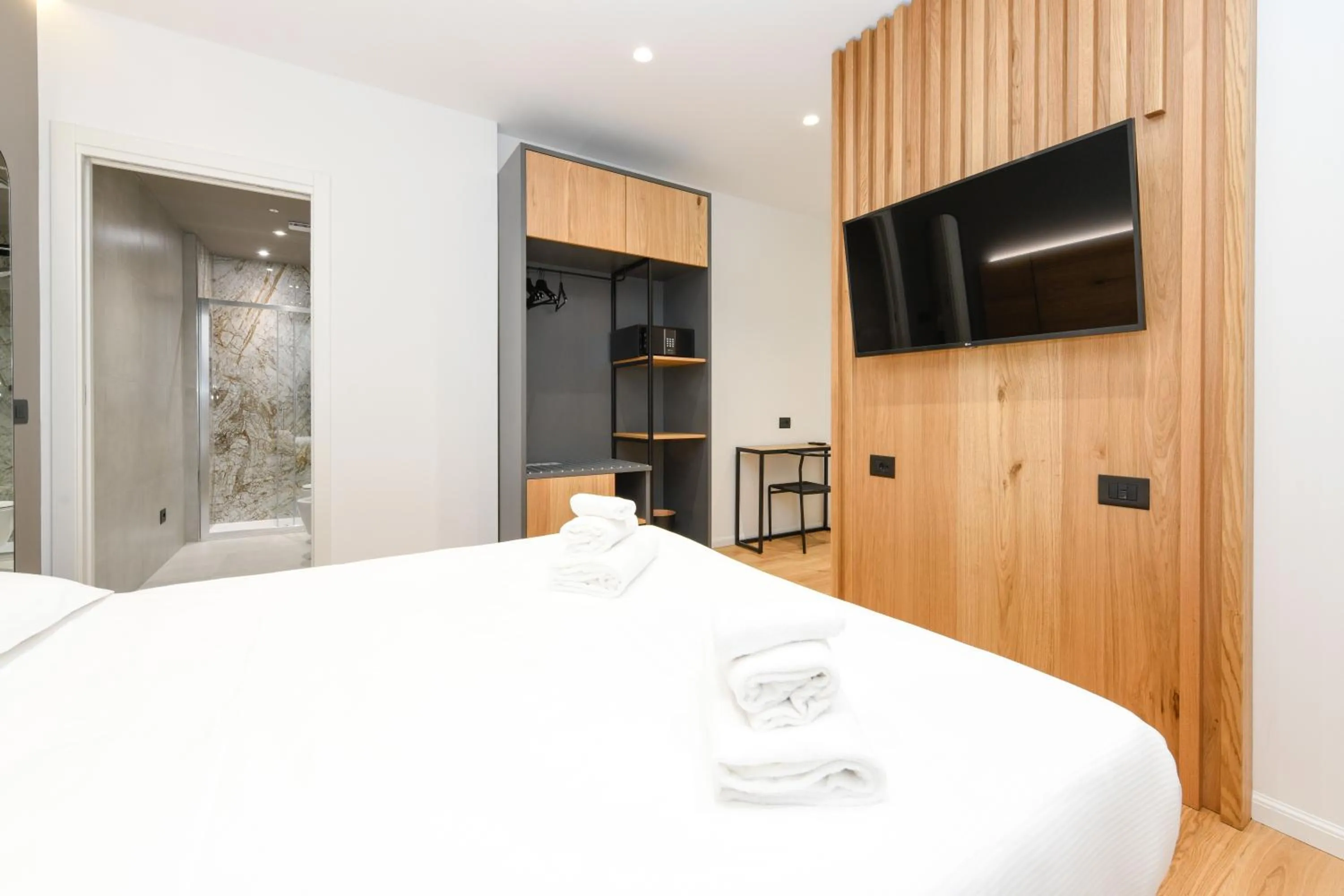 Bed in Best Western Hotel Arya