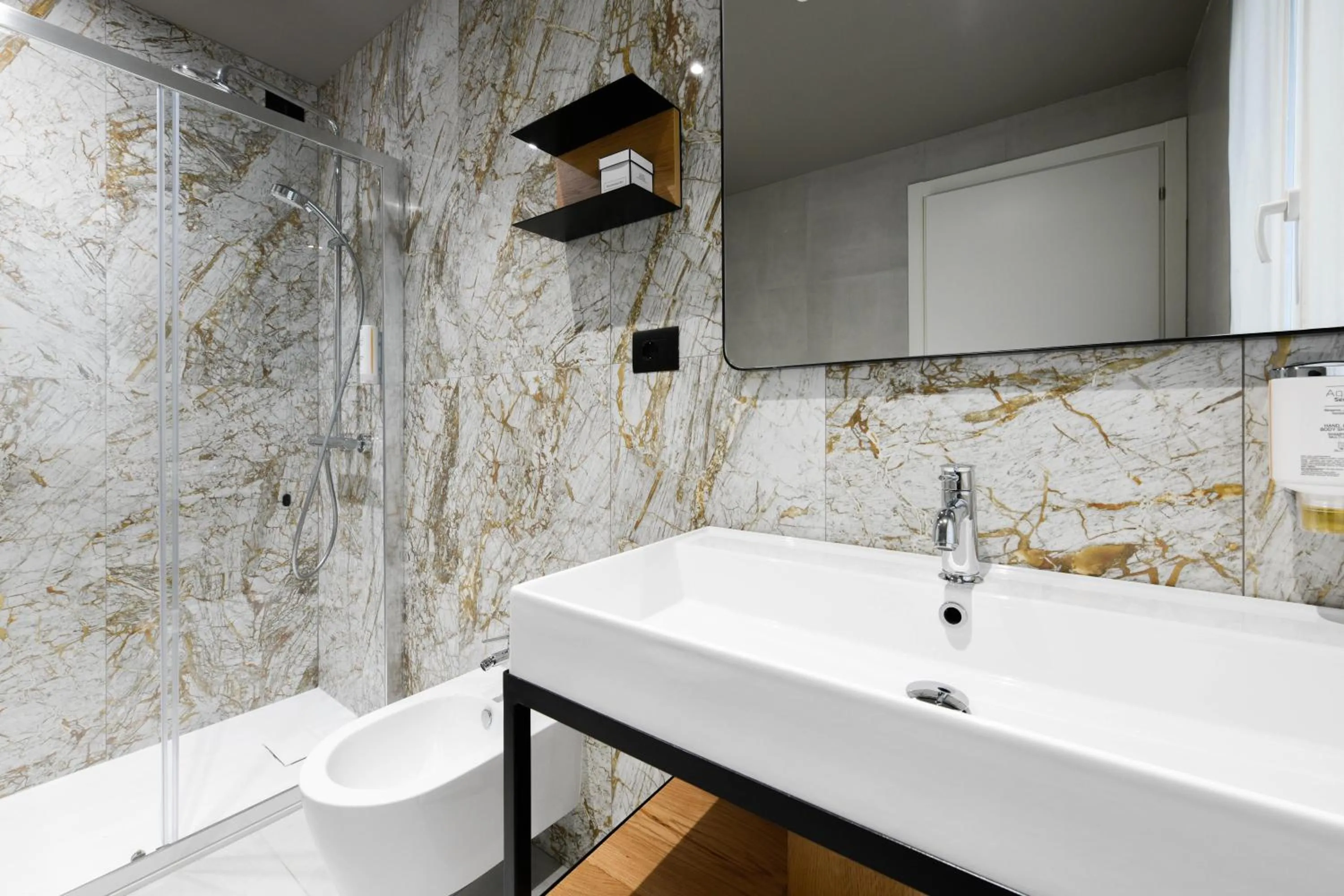 Shower in Best Western Hotel Arya