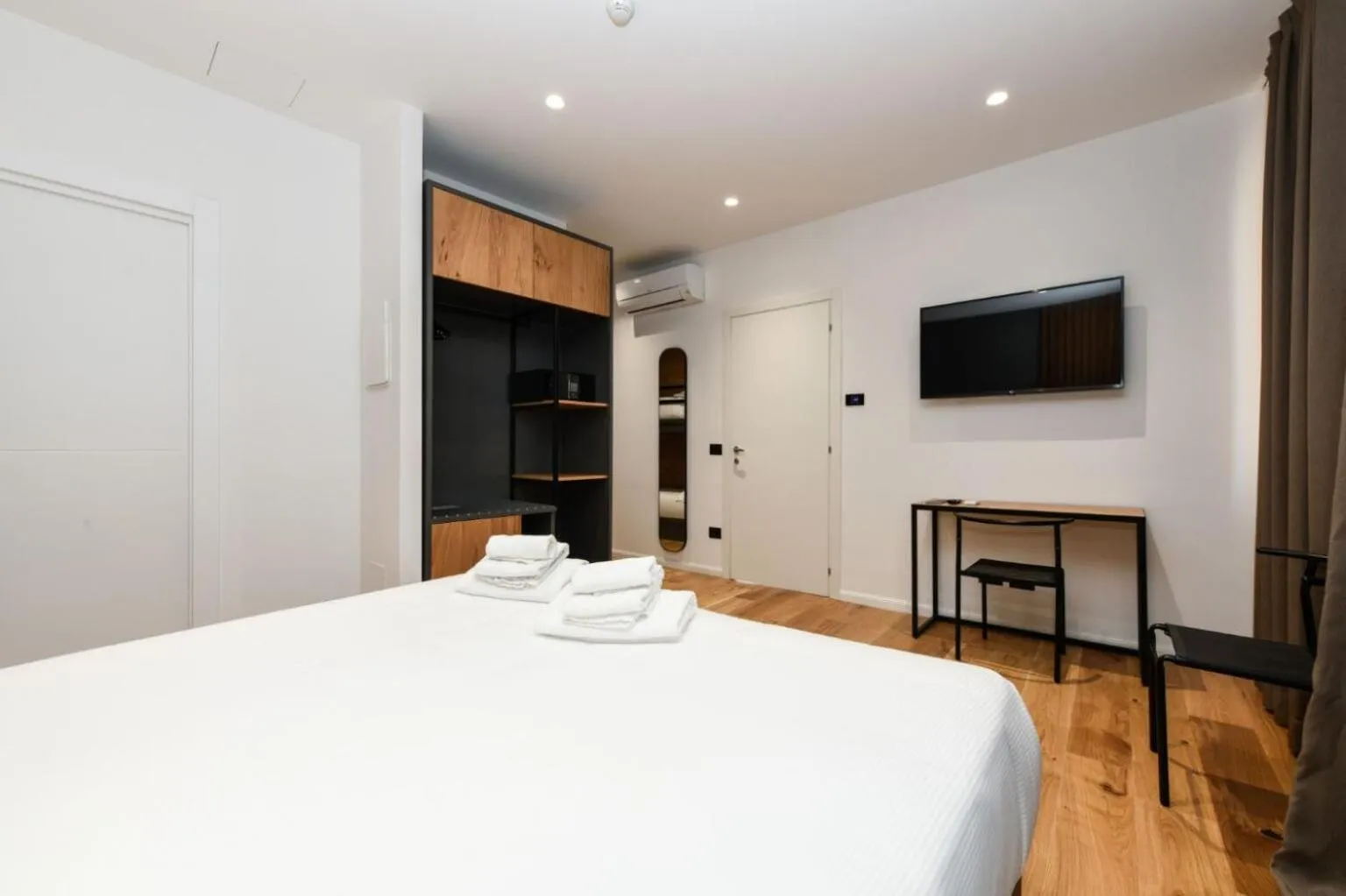 Bed in Best Western Hotel Arya