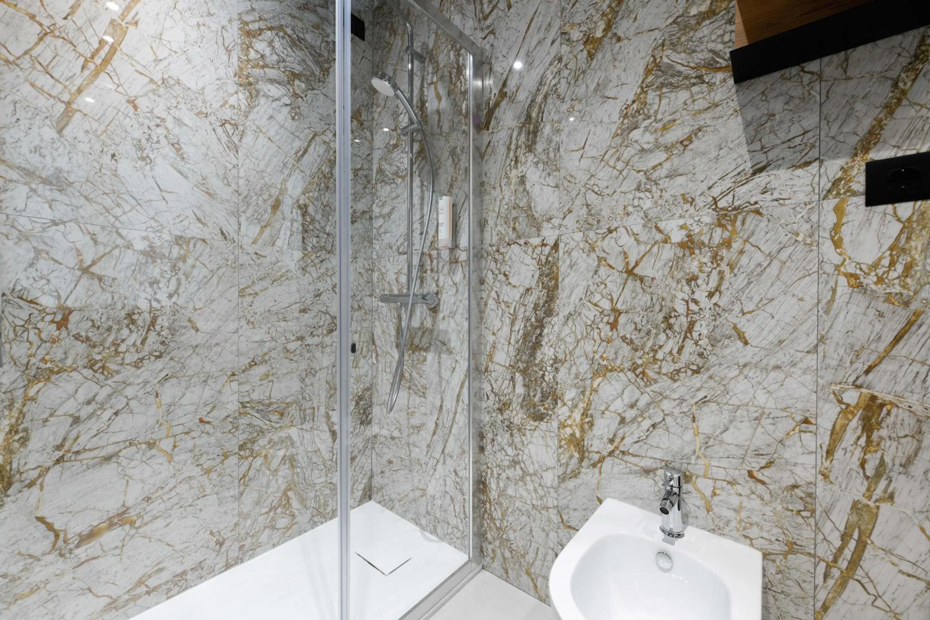 Shower in Best Western Hotel Arya