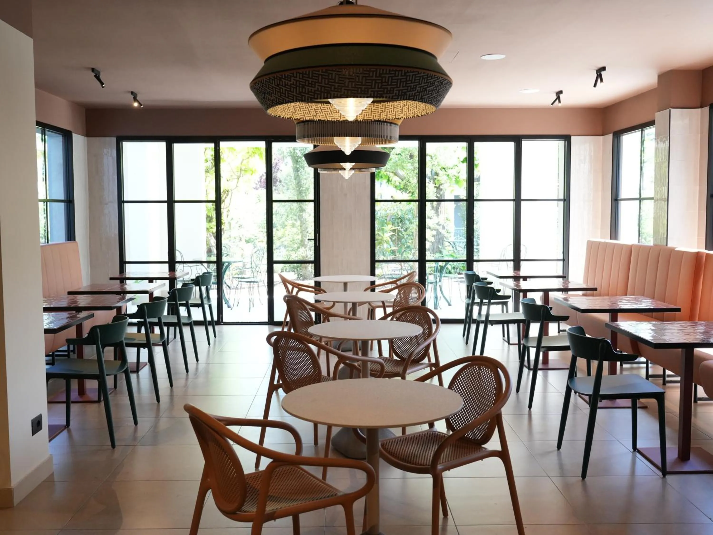 Restaurant/places to eat in Best Western Hotel Arya