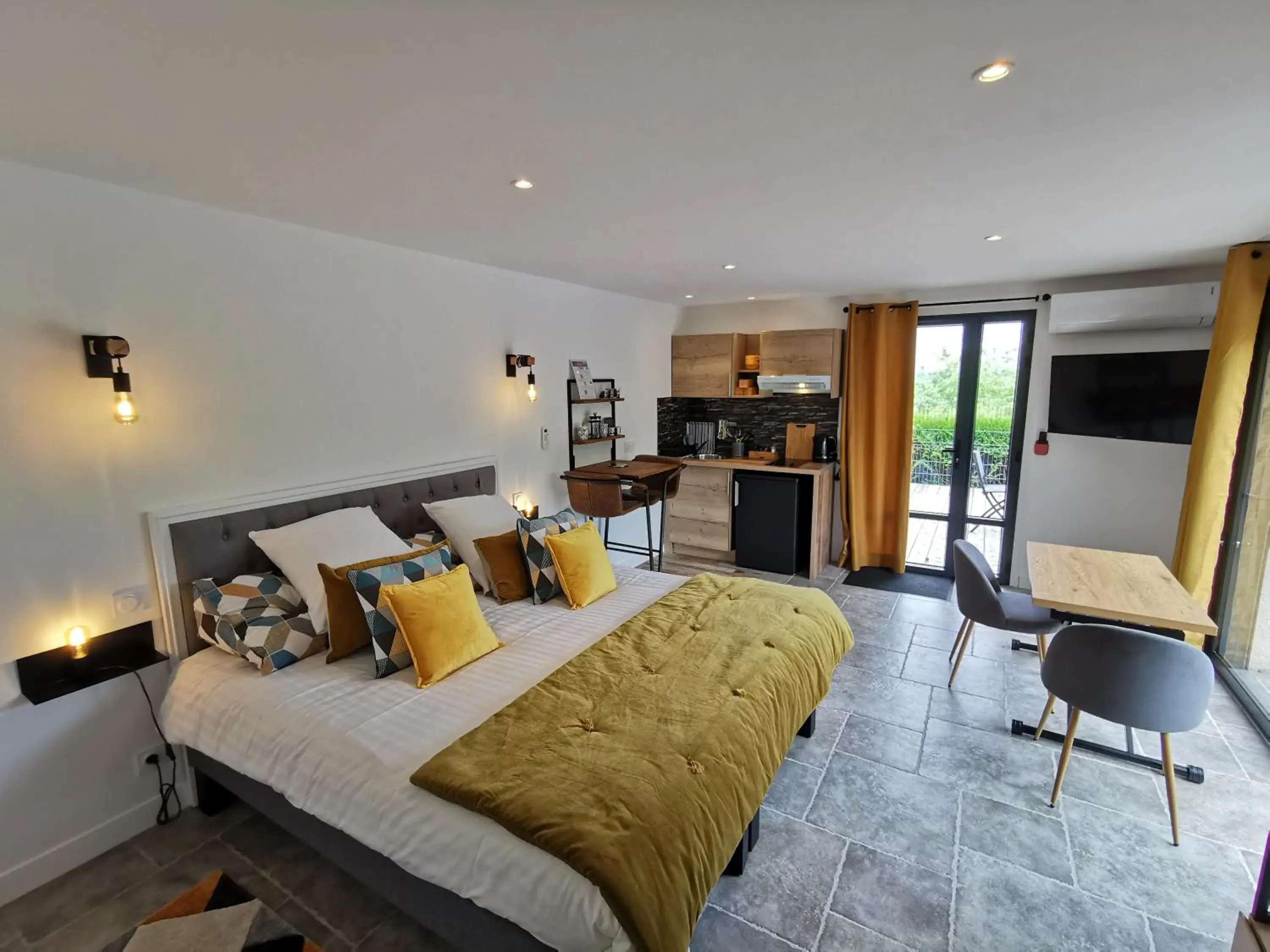 Studio with Terrace and View in Les Terrasses de Saumur - Hôtel & Appartements - Restaurant & Spa (Logis) Studio with Terrace and View in Les Terrasses de Saumur - Hôtel & Appartements - Restaurant & Spa (Logis)