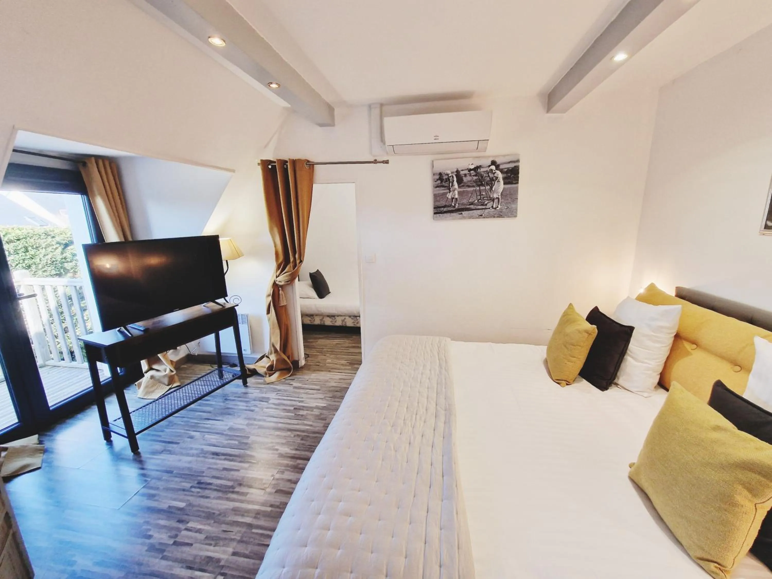 Photo of the whole room, Bed in Les Terrasses de Saumur - Hôtel & Appartements - Restaurant & Spa (Logis)