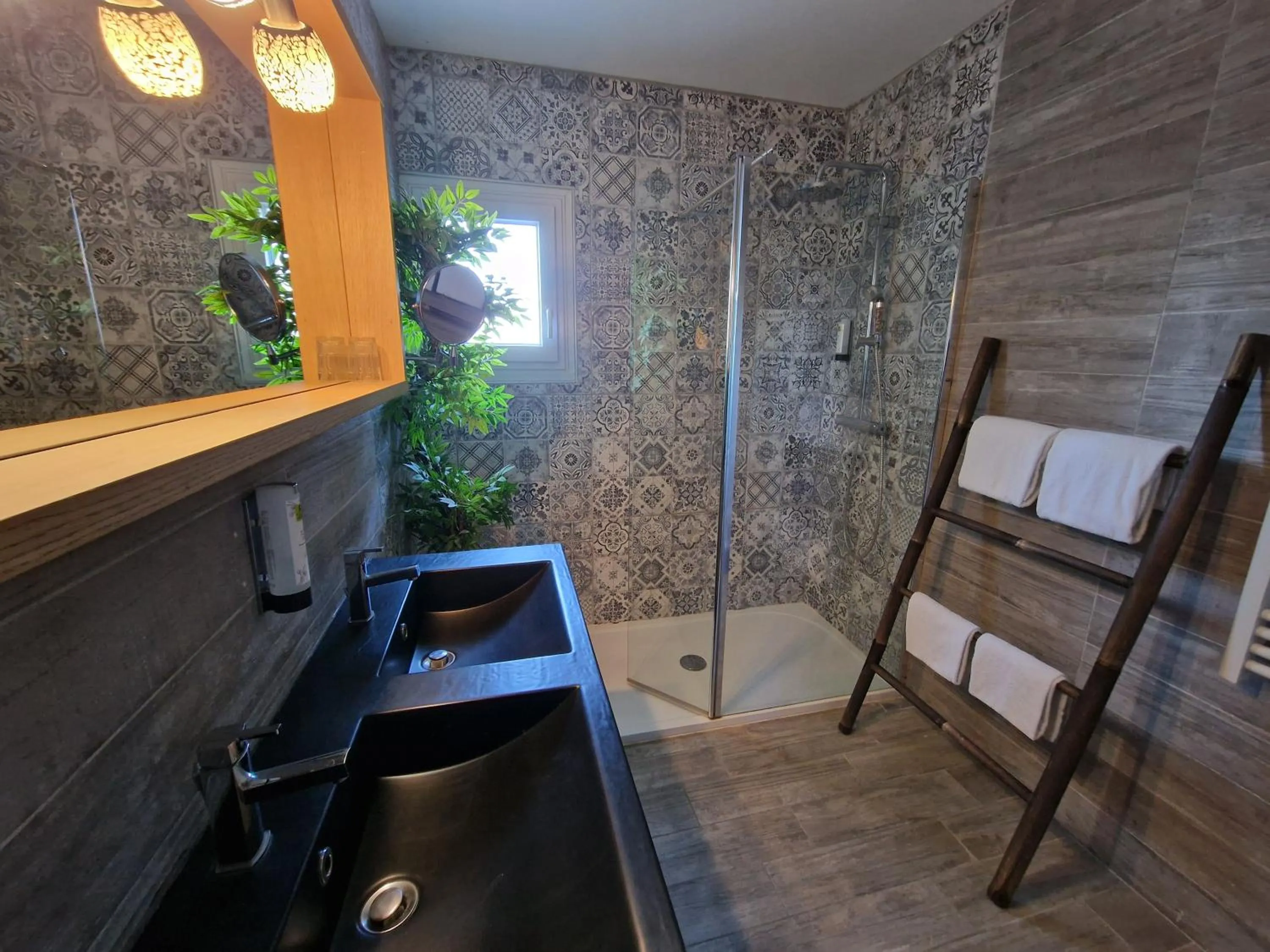 Bathroom in Les Terrasses de Saumur - Hôtel & Appartements - Restaurant & Spa (Logis)