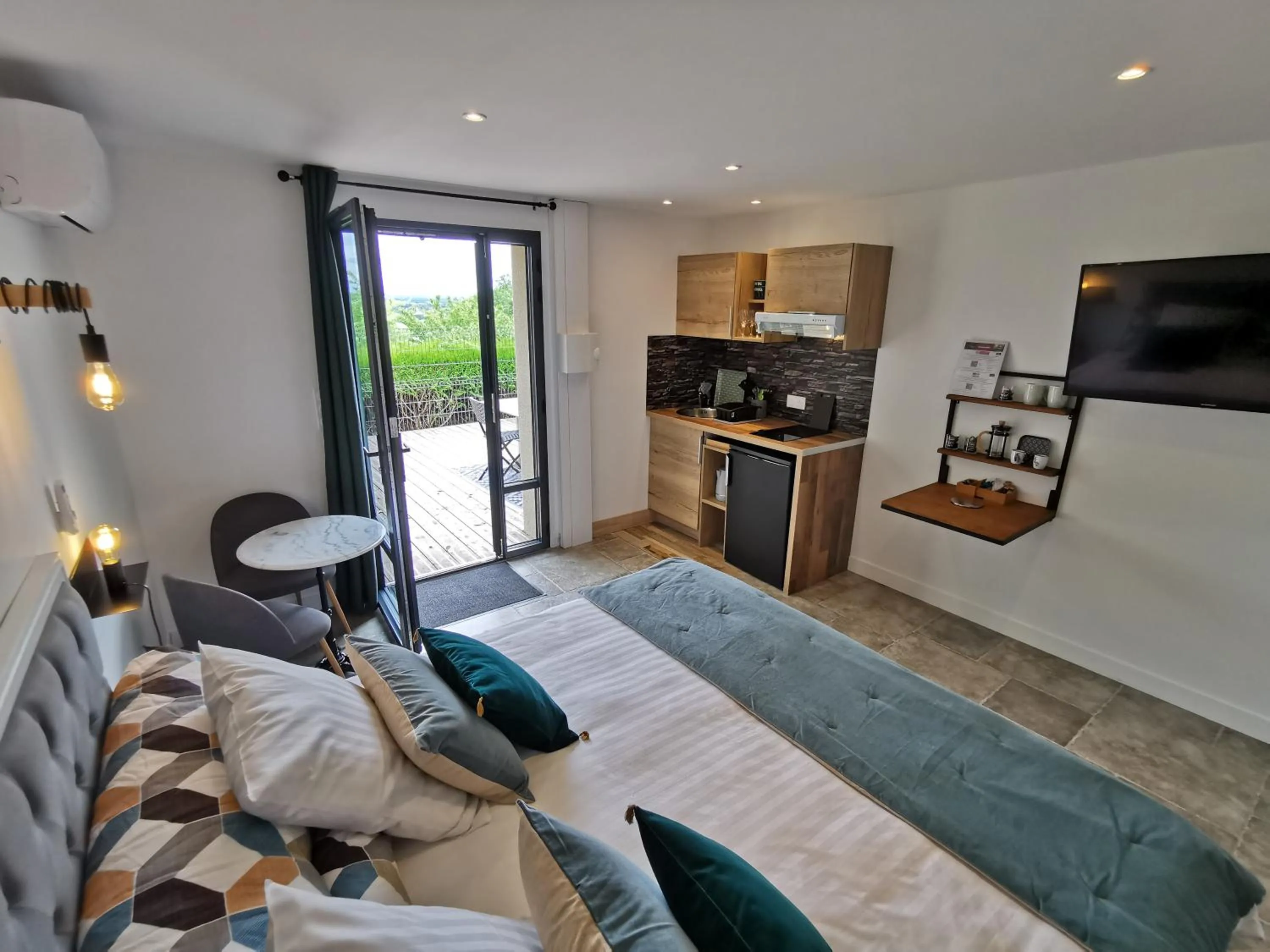 Bedroom, Bed in Les Terrasses de Saumur - Hôtel & Appartements - Restaurant & Spa (Logis)