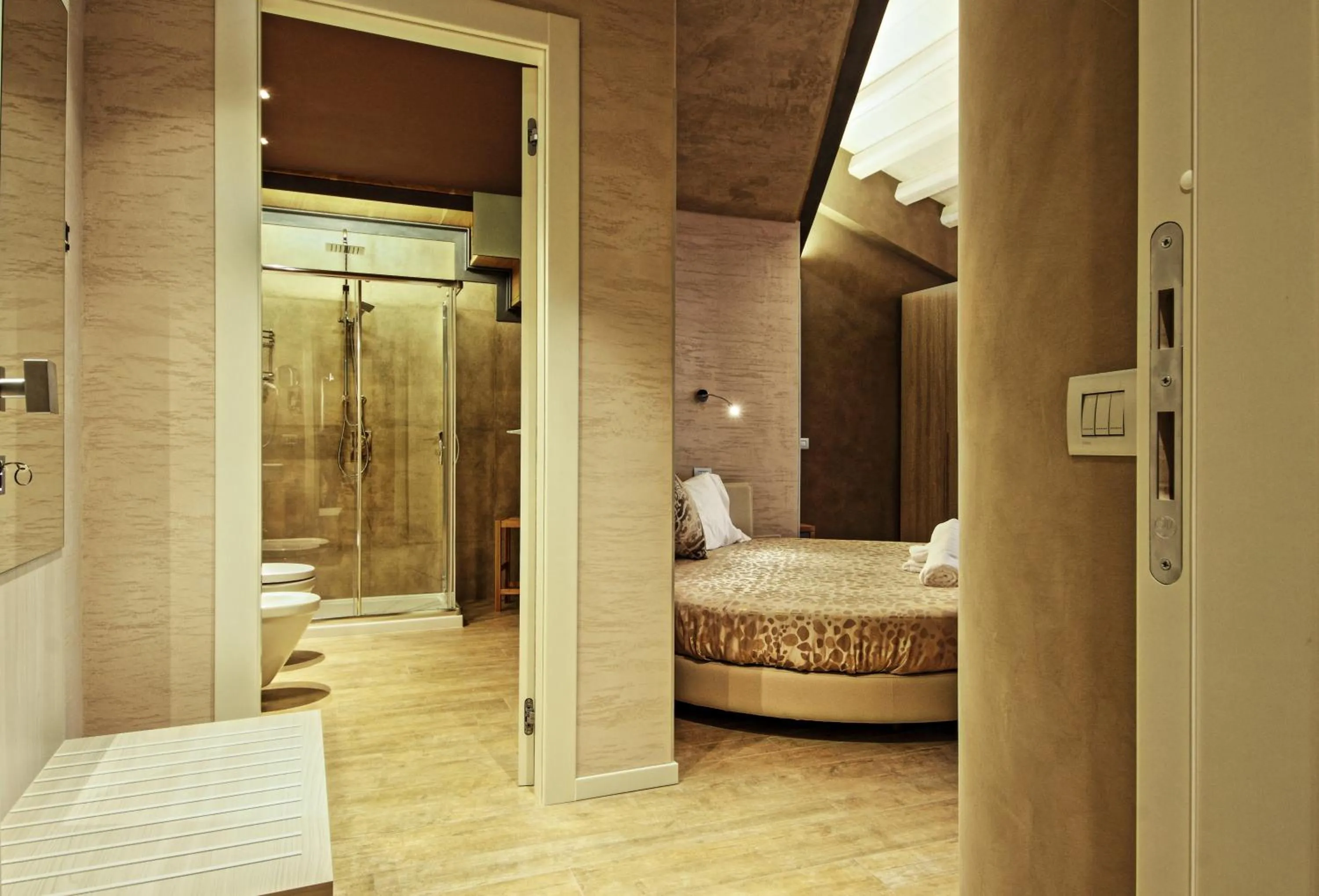 Bedroom, Bed in Notti O' Tunn Luxury Rooms in centro