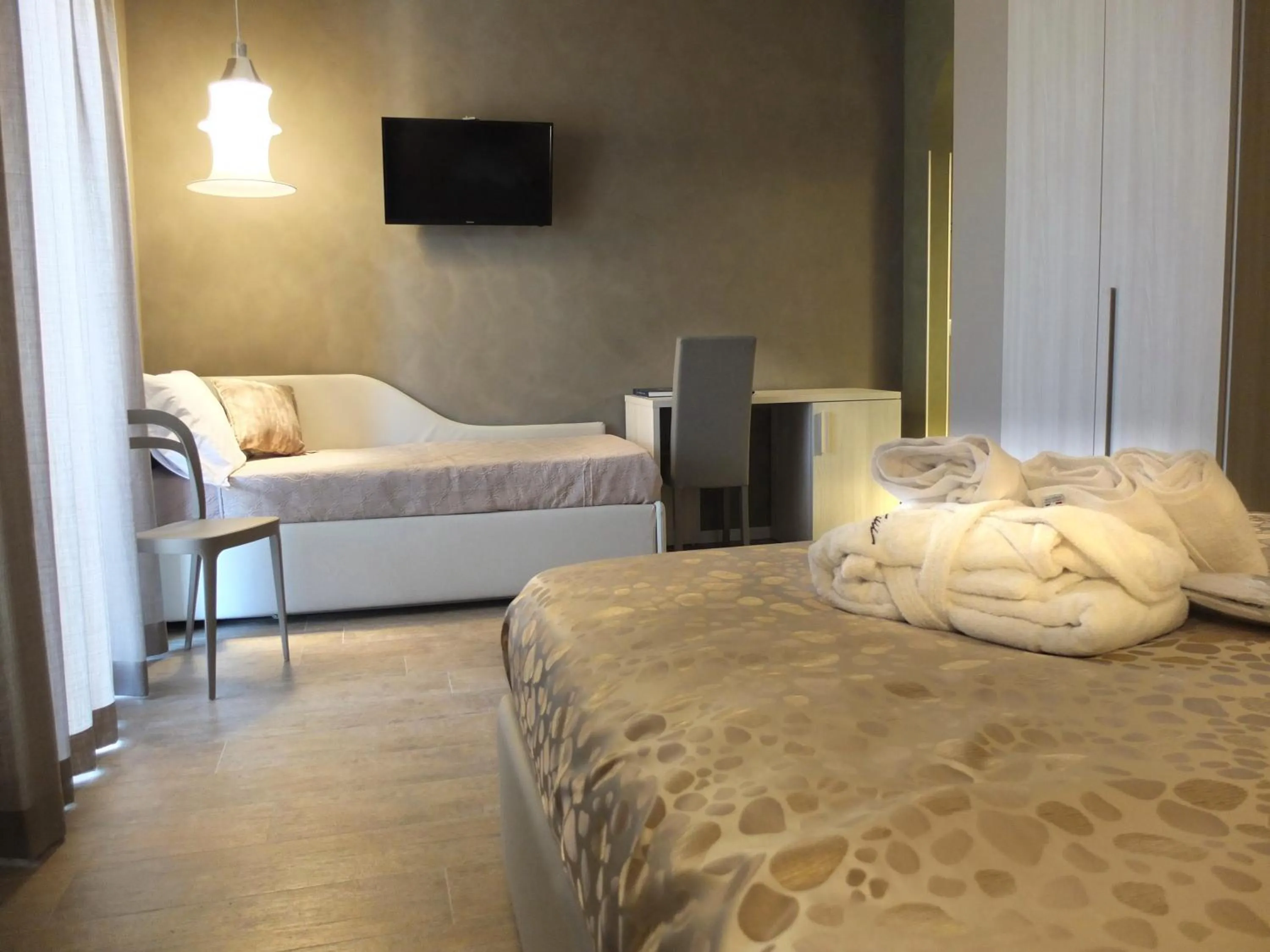 Bedroom, Bed in Notti O' Tunn Luxury Rooms in centro