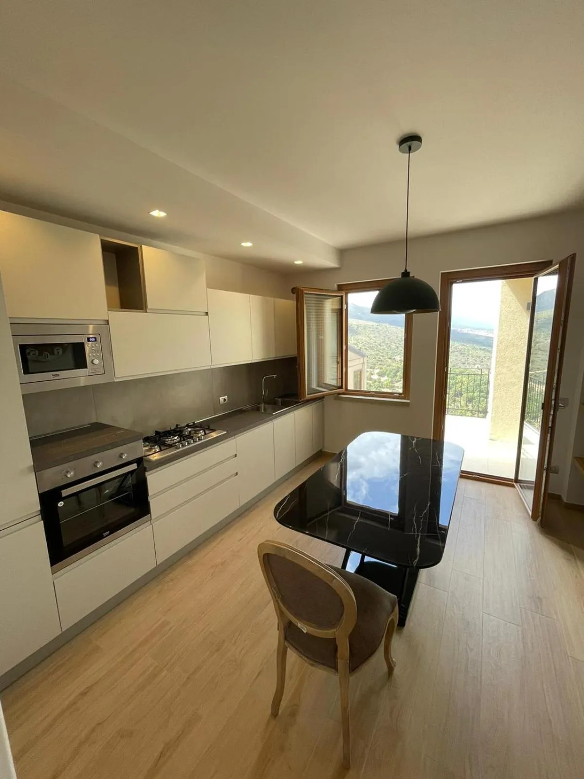 Kitchen or kitchenette in Notti O' Tunn Luxury Rooms in centro