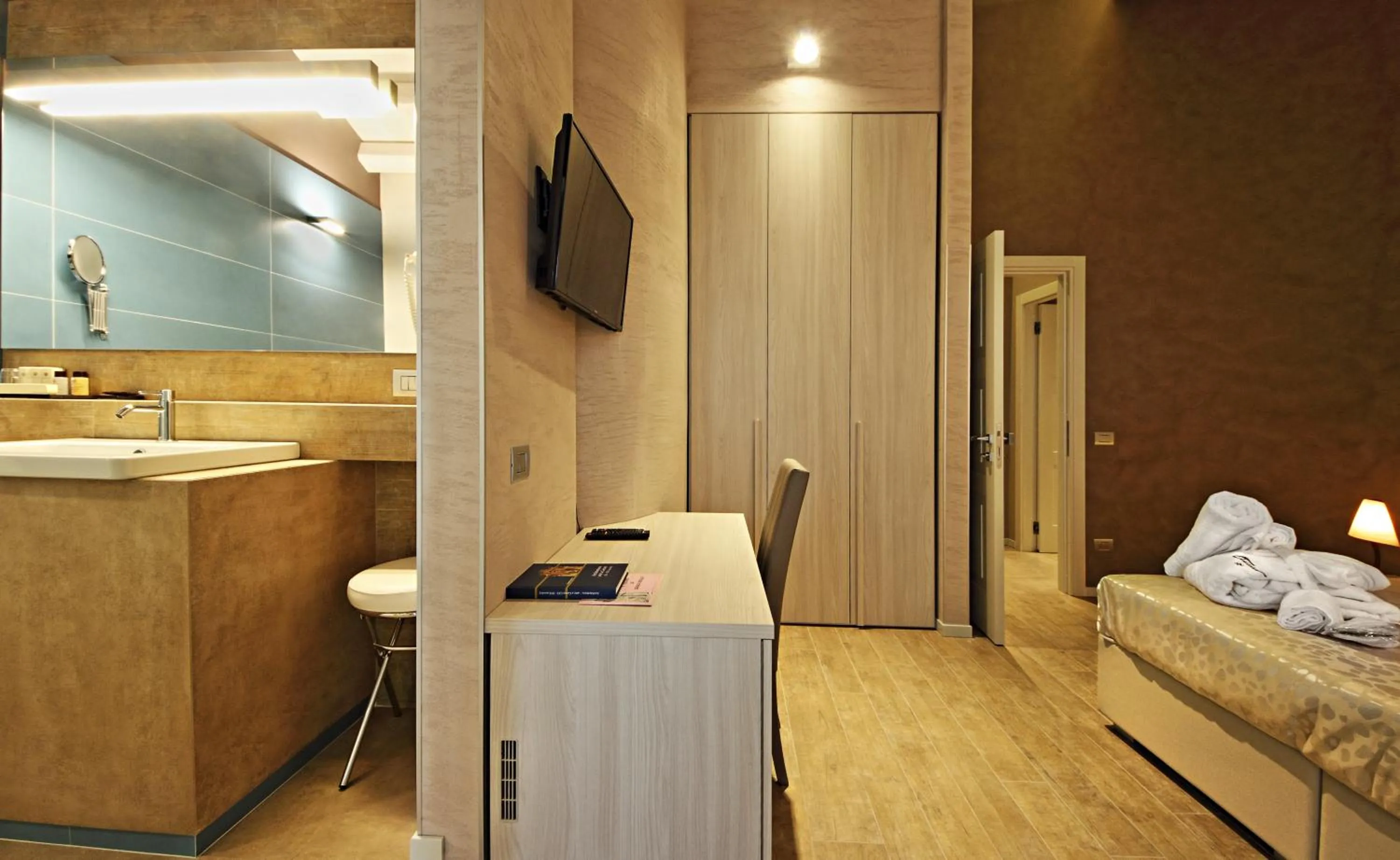 Bedroom, Bed in Notti O' Tunn Luxury Rooms in centro