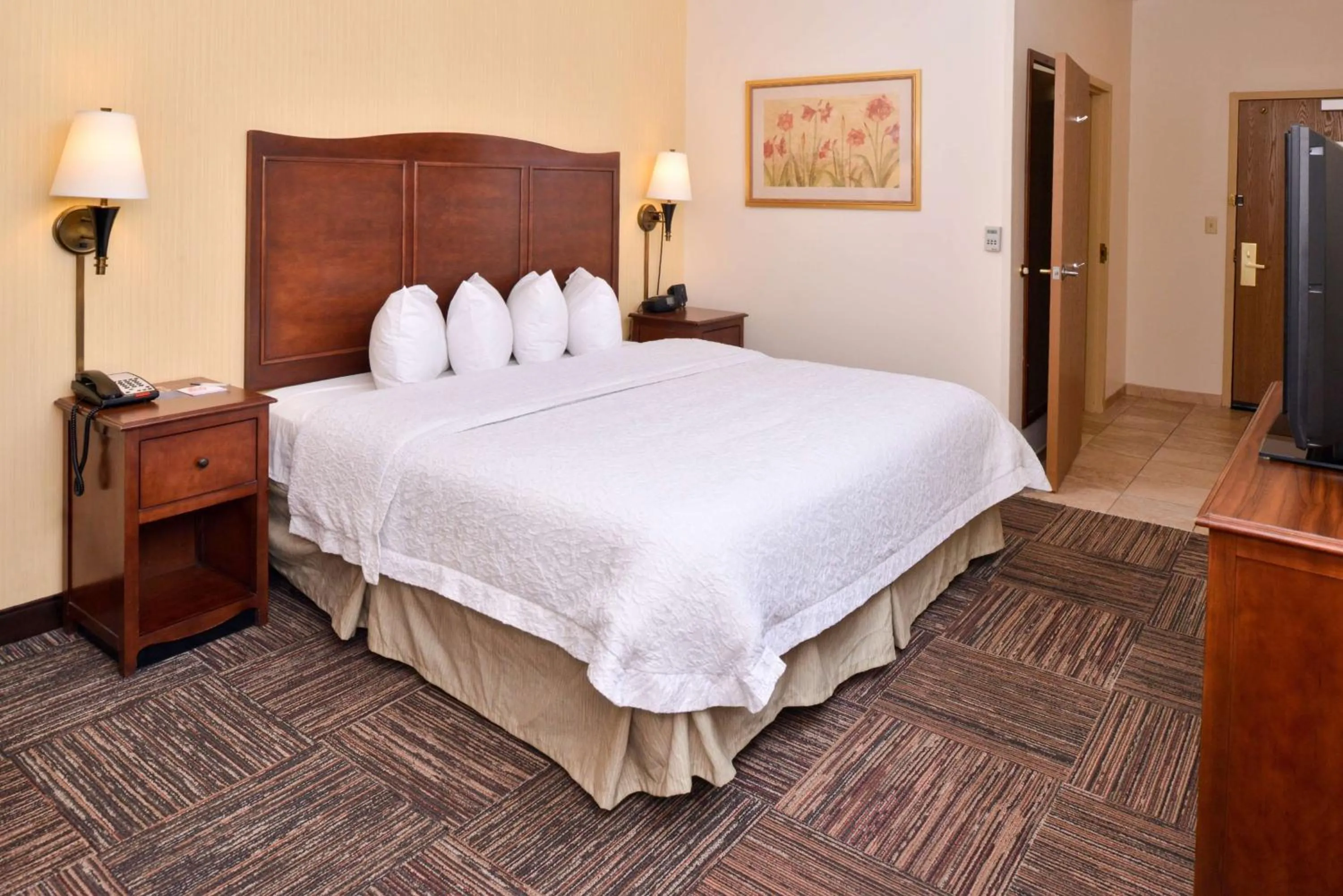 Photo of the whole room, Bed in Hampton Inn Elkhart