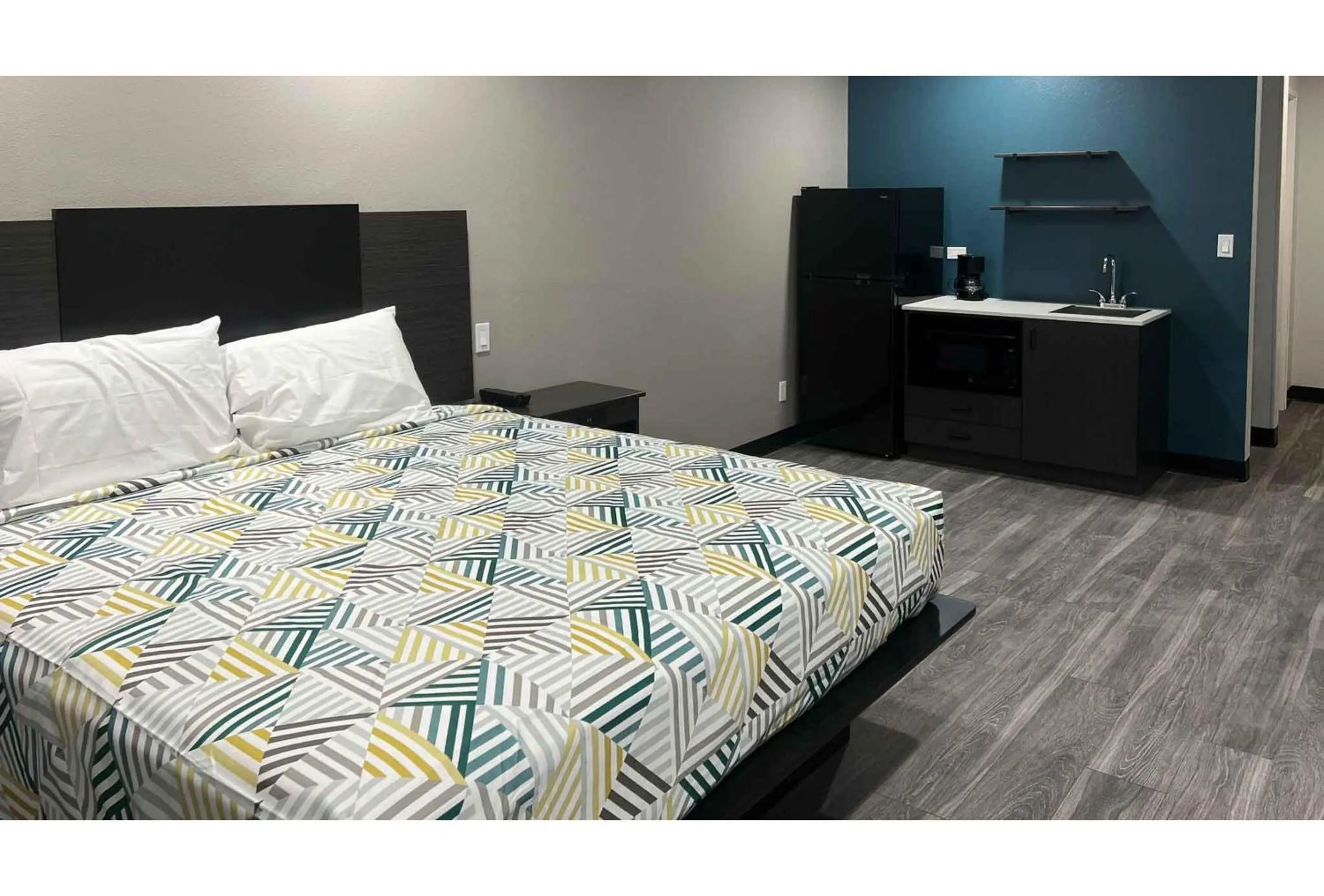 Bedroom, Bed in Studio 6 Oklahoma City, OK South