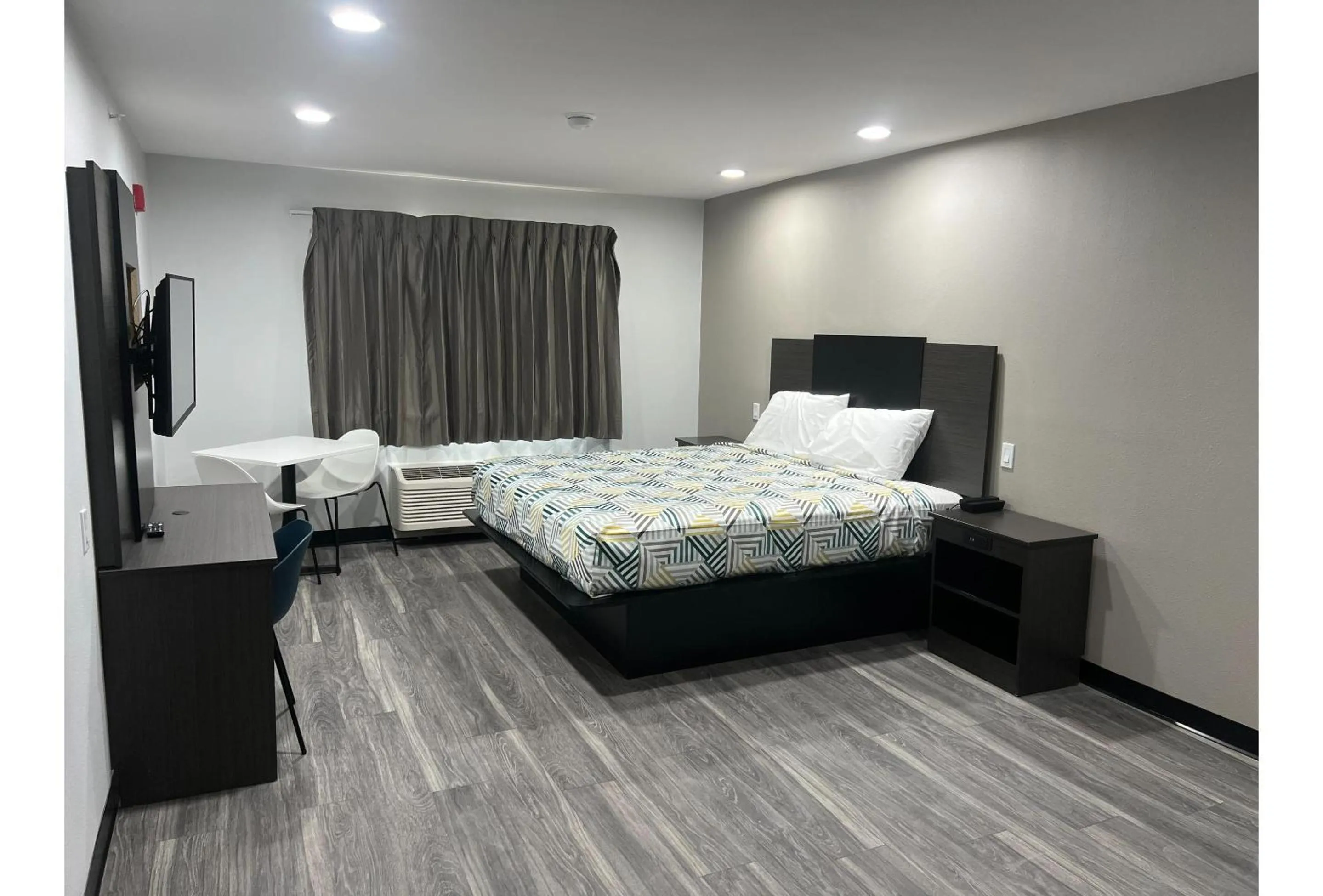 Bedroom, Bed in Studio 6 Oklahoma City, OK South