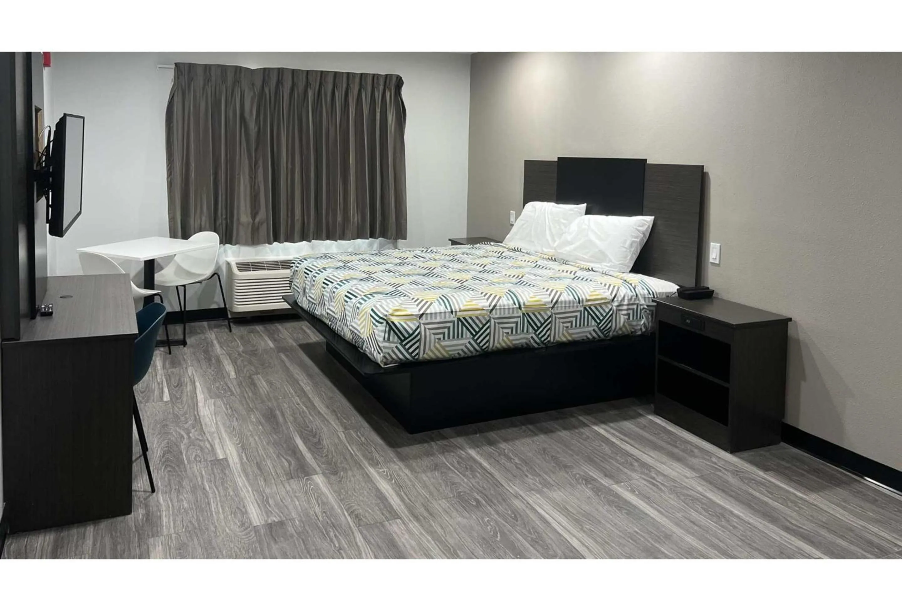 Bedroom, Bed in Studio 6 Oklahoma City, OK South