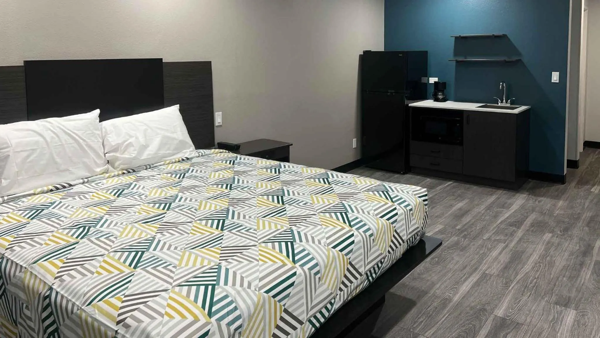 Bedroom, Bed in Studio 6 Oklahoma City, OK South