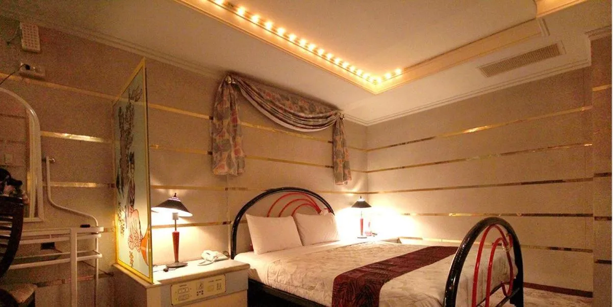 Photo of the whole room, Bed in Broadway Hotel