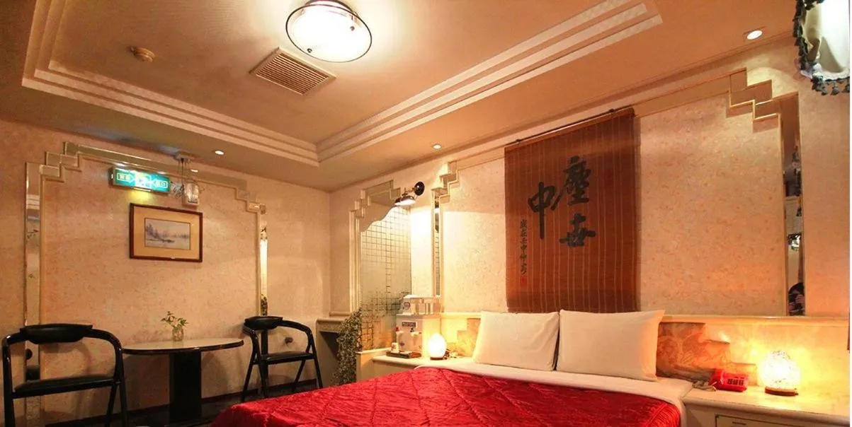 Photo of the whole room, Bed in Broadway Hotel