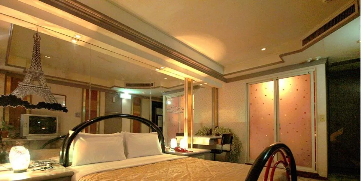 Balcony/Terrace, Bed in Broadway Hotel