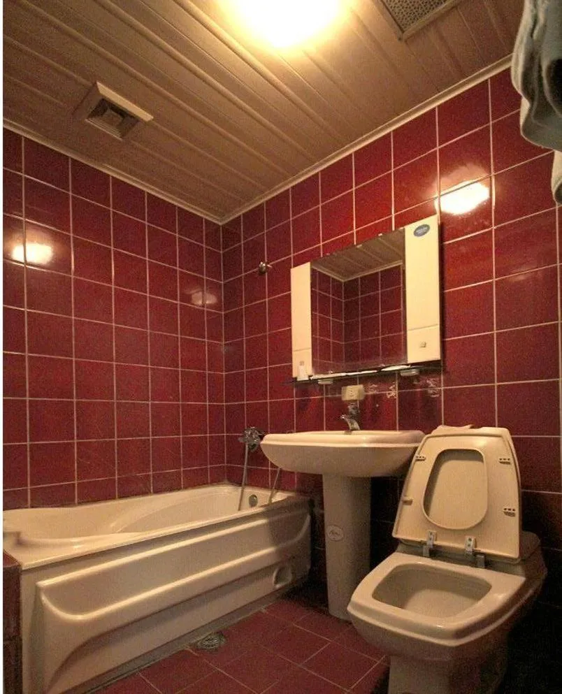 Bathroom in Broadway Hotel