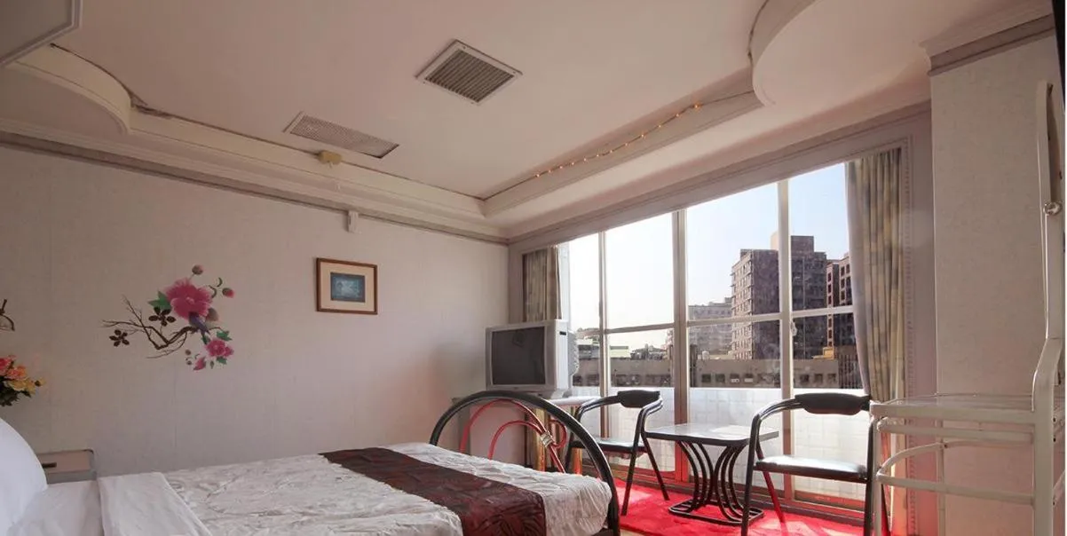 Balcony/Terrace, Bed in Broadway Hotel