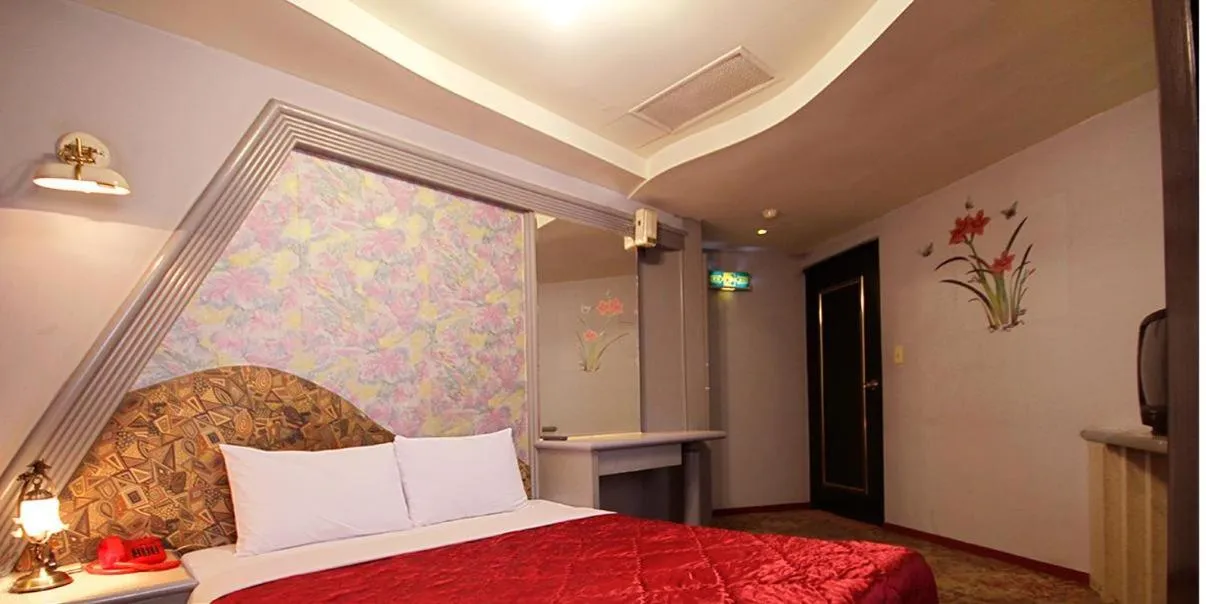 Photo of the whole room, Bed in Broadway Hotel