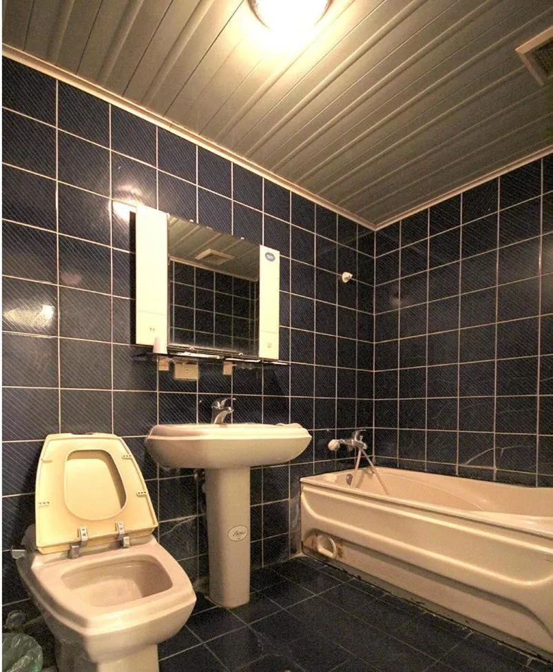 Bathroom in Broadway Hotel