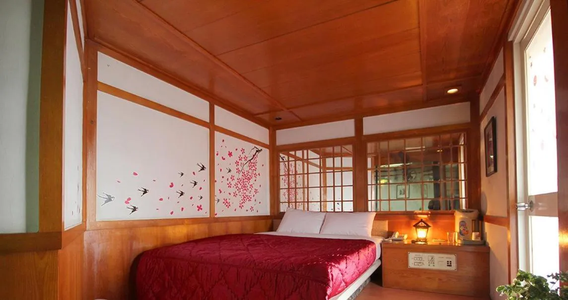 Photo of the whole room, Bed in Broadway Hotel