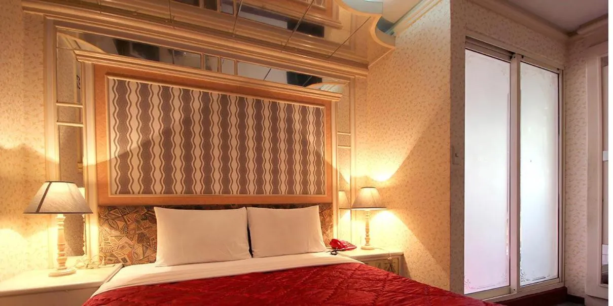 Bed in Broadway Hotel