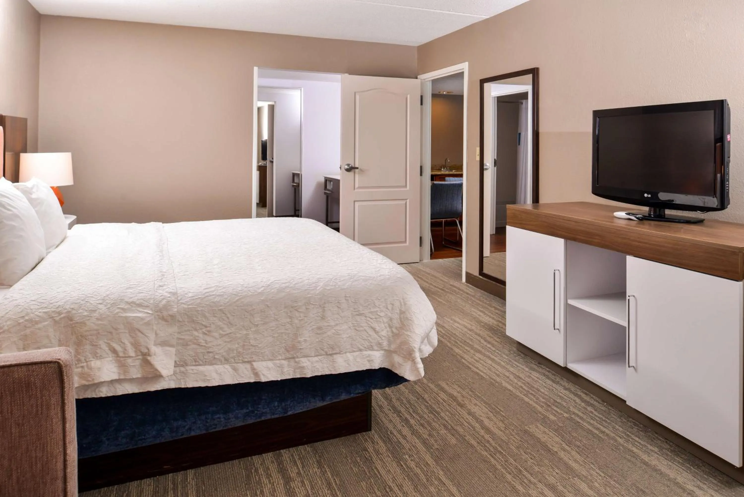 Bedroom, Bed in Hampton Inn Emporia