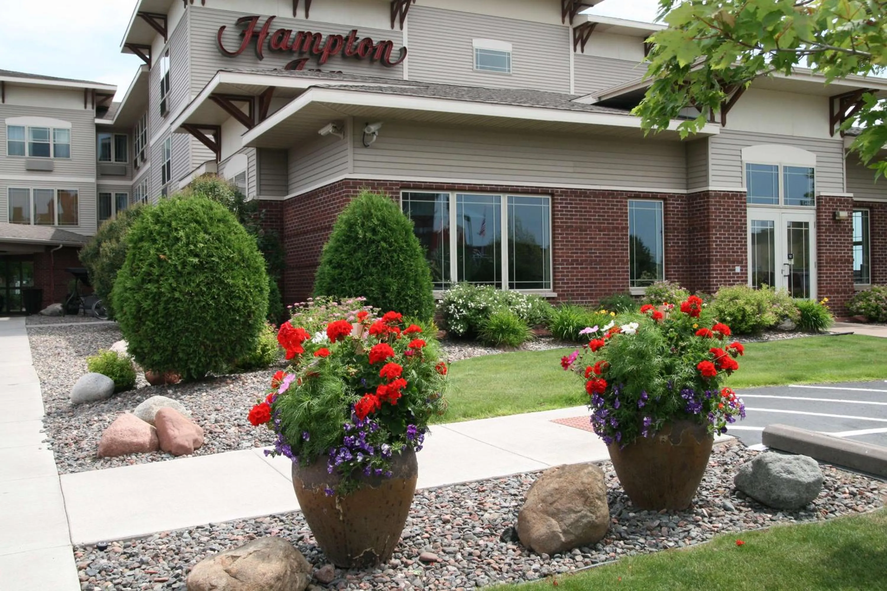 Property building in Hampton Inn Duluth-Canal Park