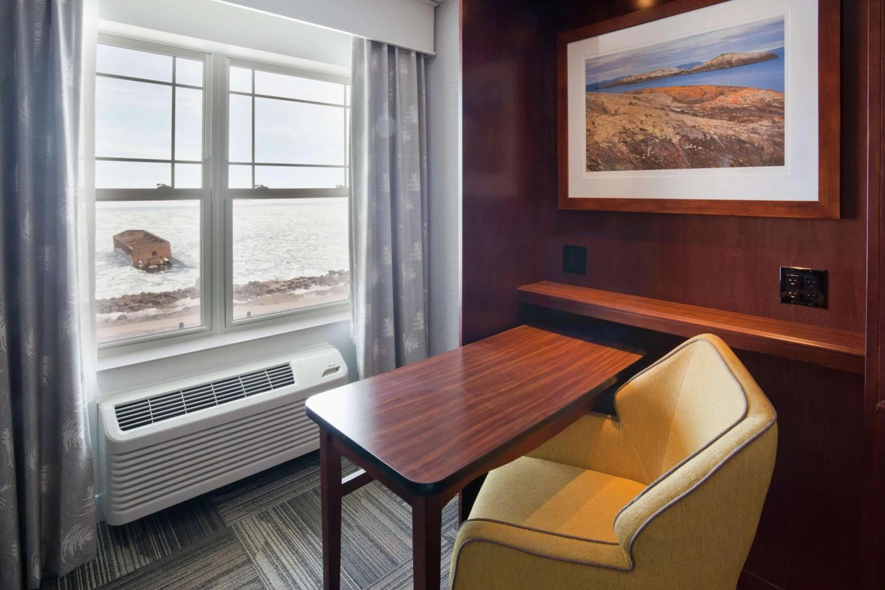 Bedroom in Hampton Inn Duluth-Canal Park