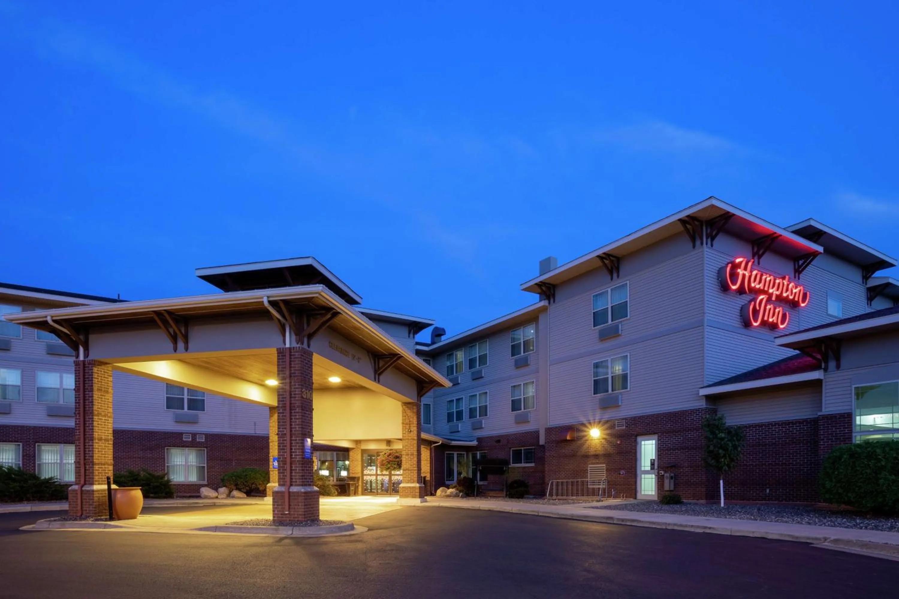 Property building in Hampton Inn Duluth-Canal Park