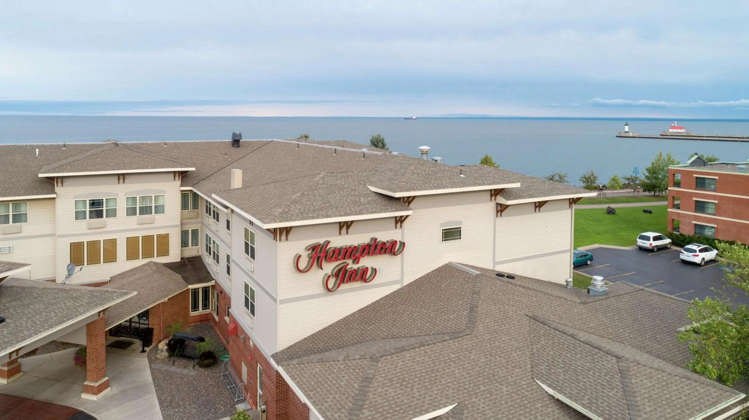 Property building in Hampton Inn Duluth-Canal Park