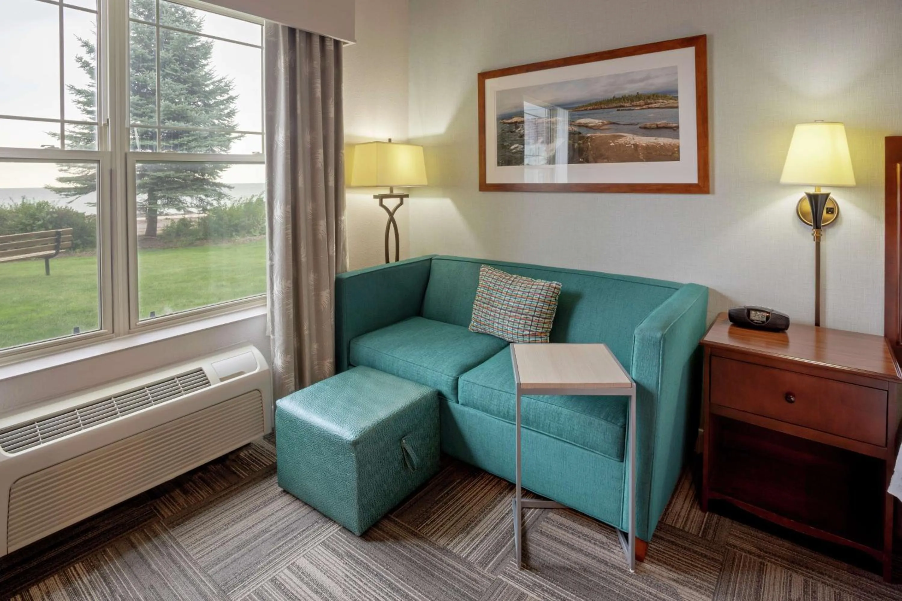 Living room in Hampton Inn Duluth-Canal Park