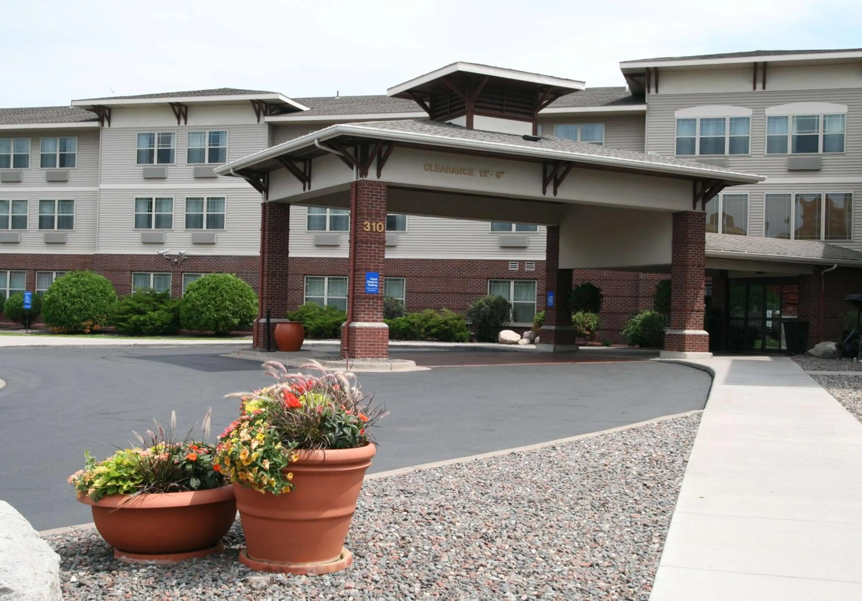 Property building in Hampton Inn Duluth-Canal Park
