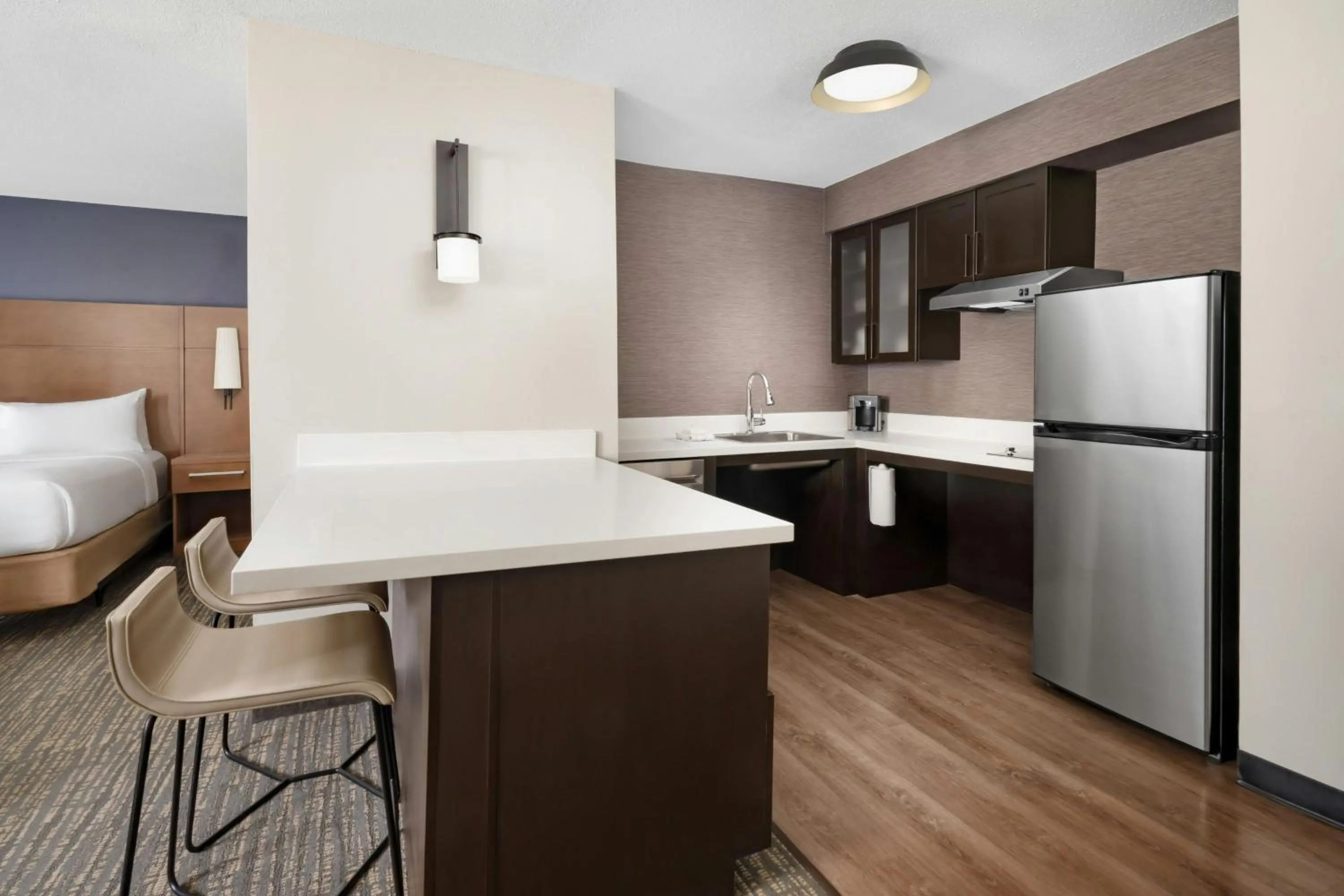 Kitchen or kitchenette, Bed in Residence Inn by Marriott Chicago / Bloomingdale