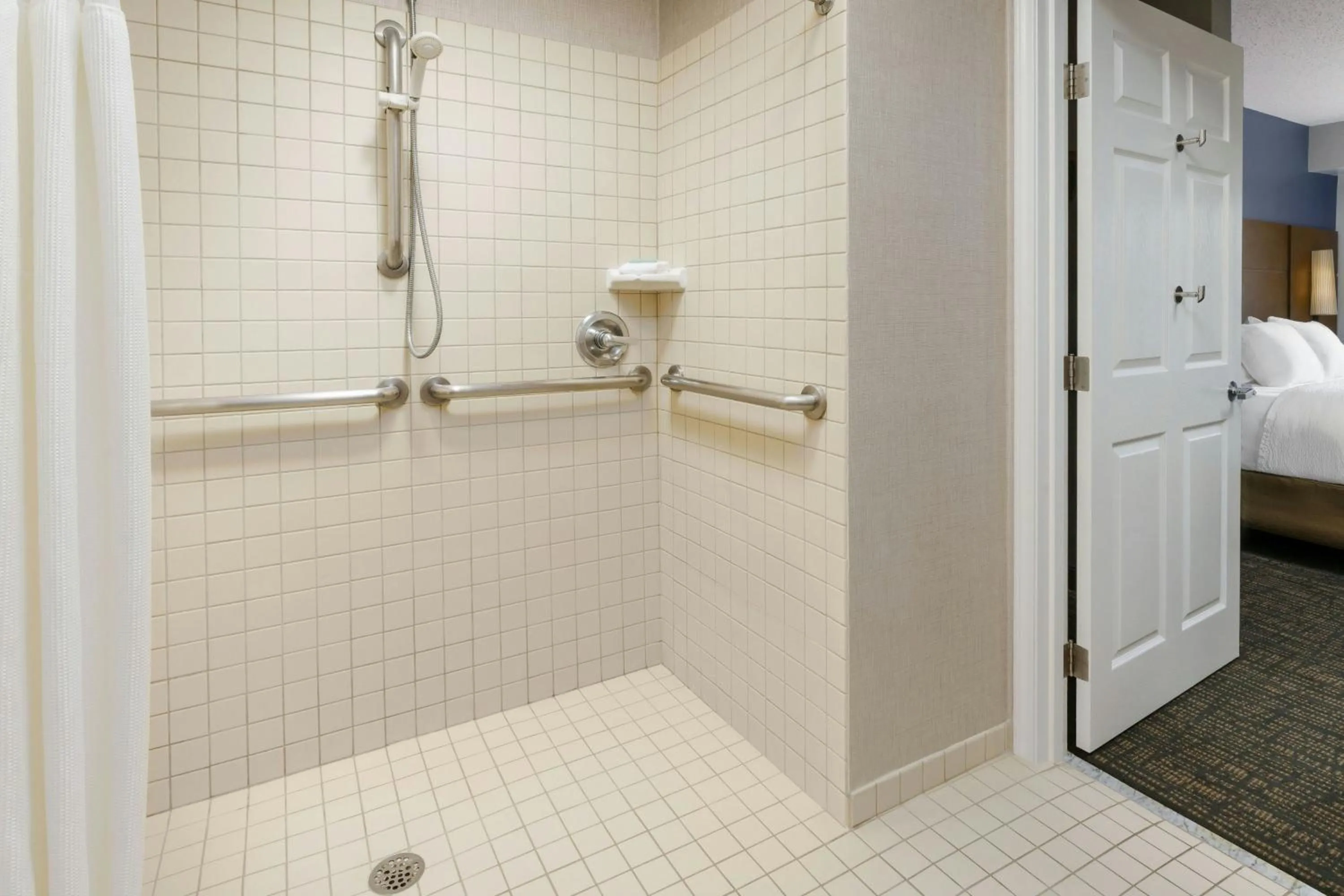 Bathroom, Bed in Residence Inn by Marriott Chicago / Bloomingdale