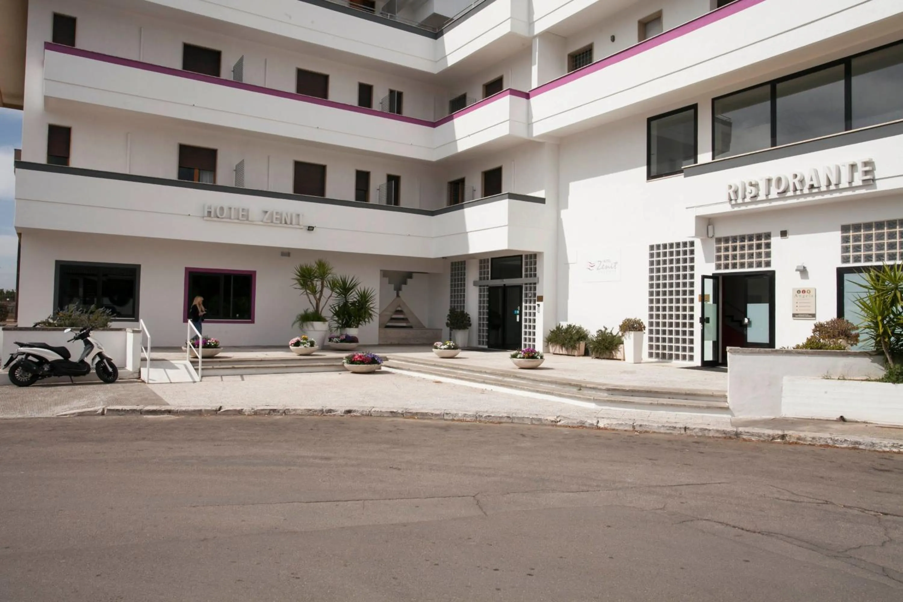 Facade/entrance, Property Building in Hotel Zenit Salento