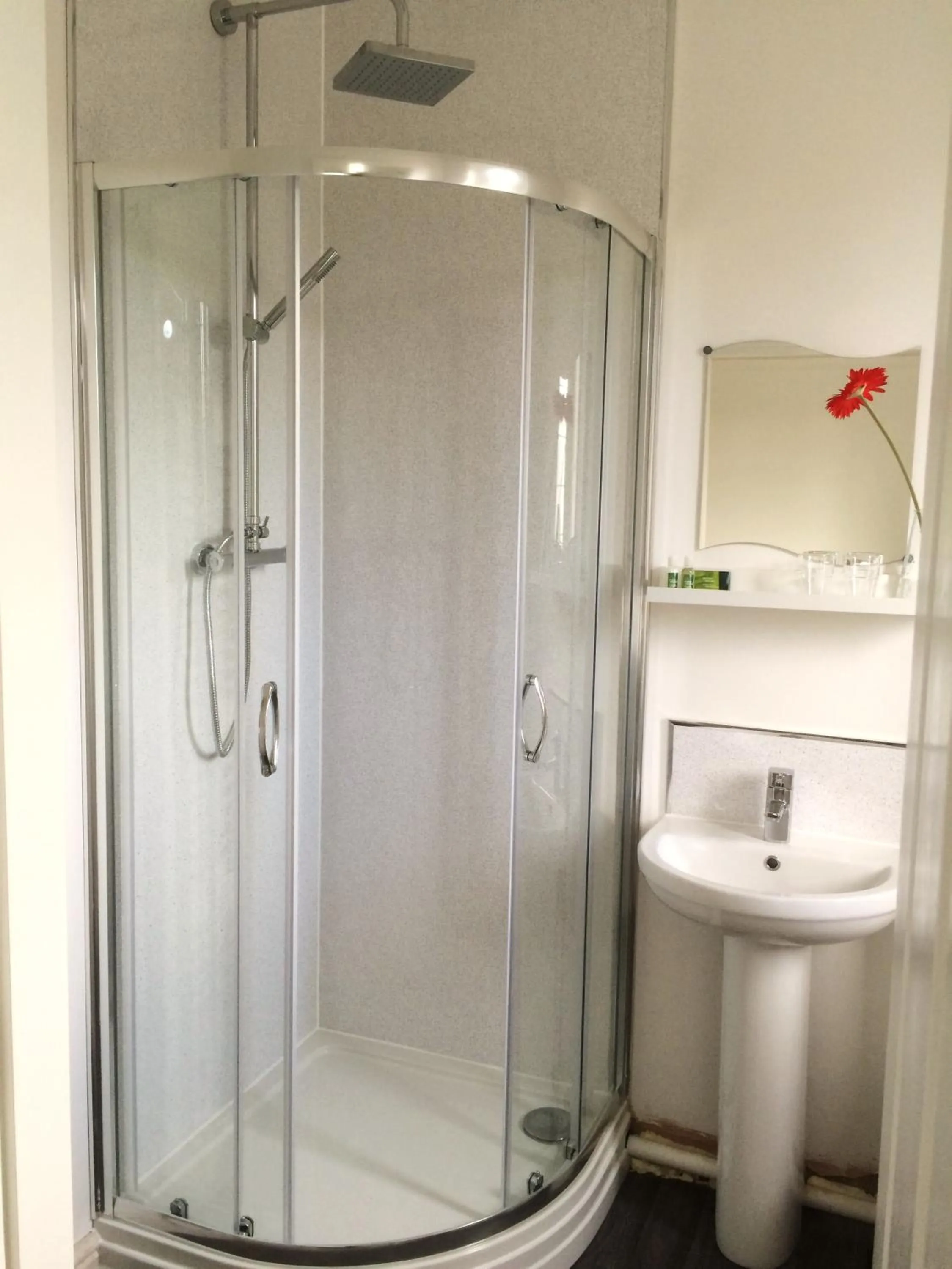 Bathroom in INGRAM ARMS HOTEL, HATFIELD