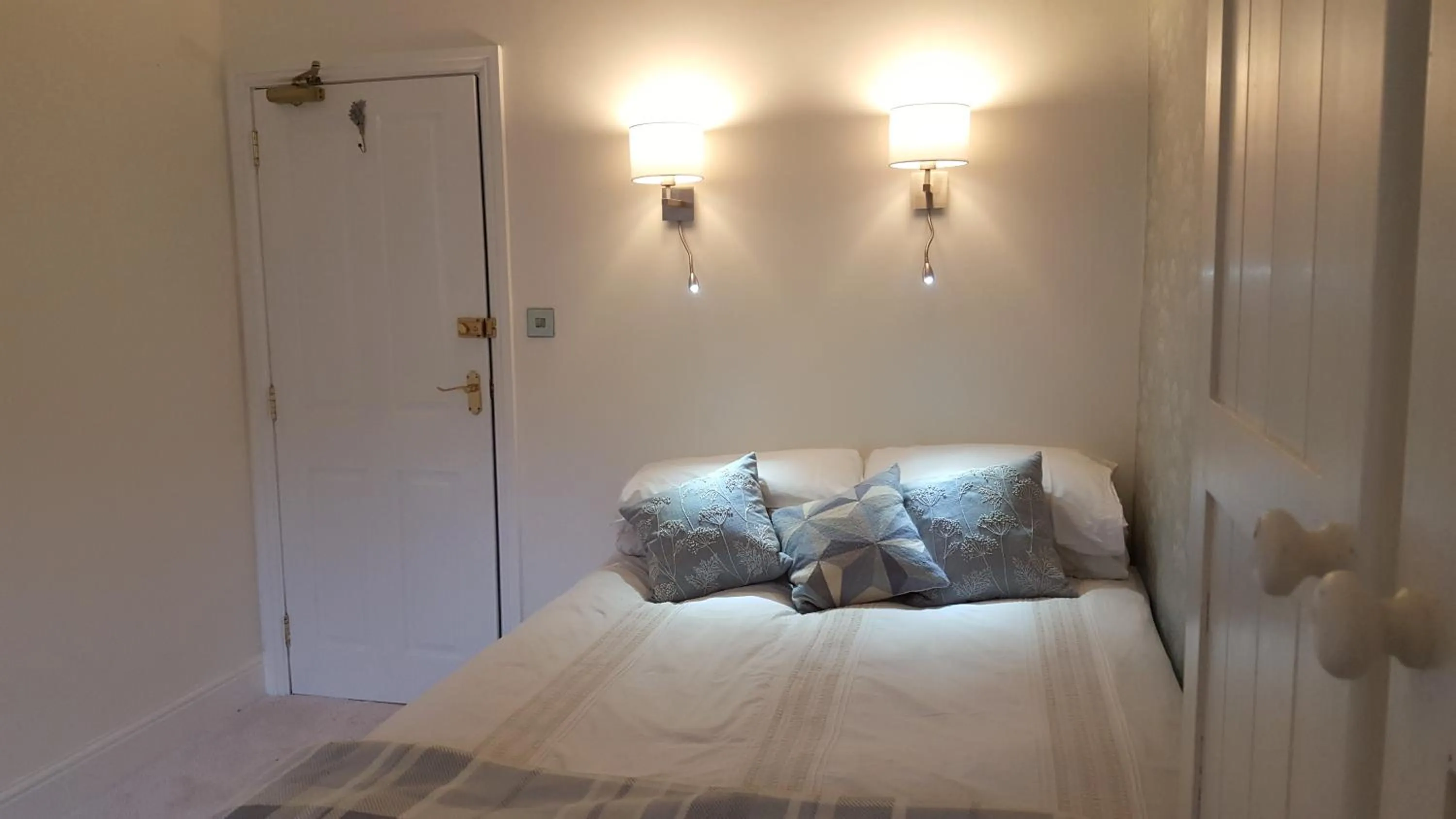 Photo of the whole room, Bed in Grosmont House