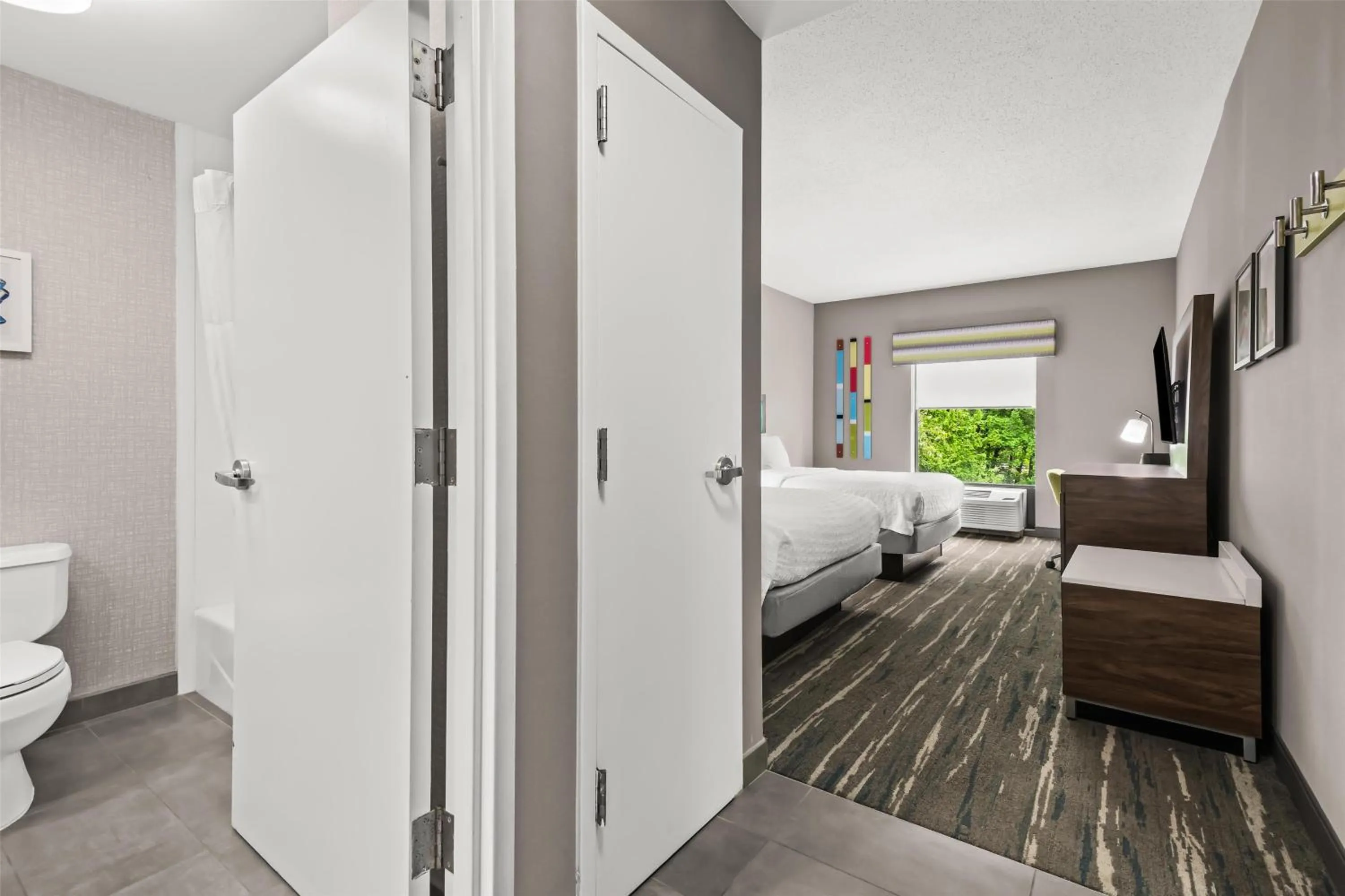 Photo of the whole room, Bed in Hampton Inn Elkton