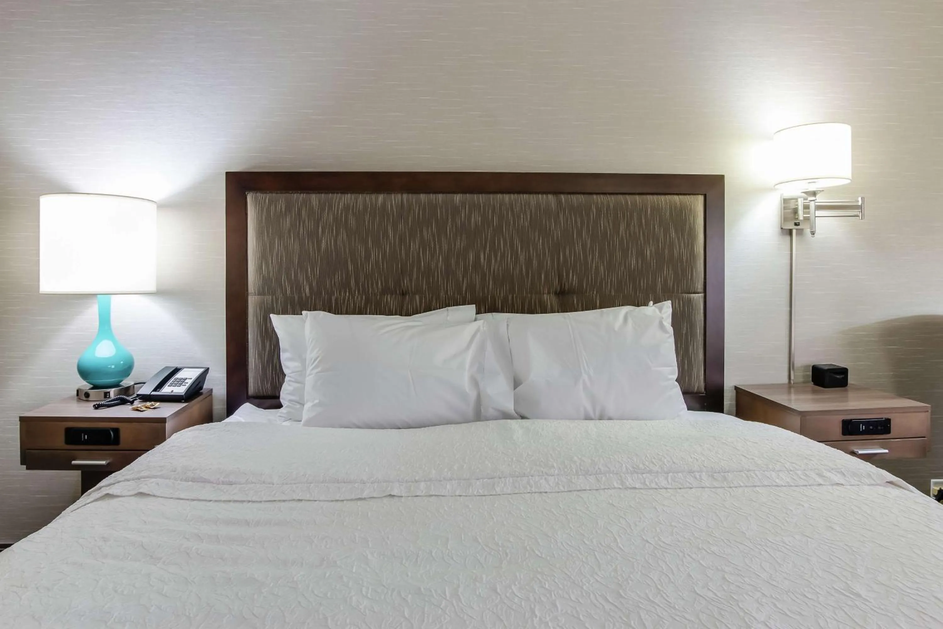 Bed in Hampton Inn Dickson