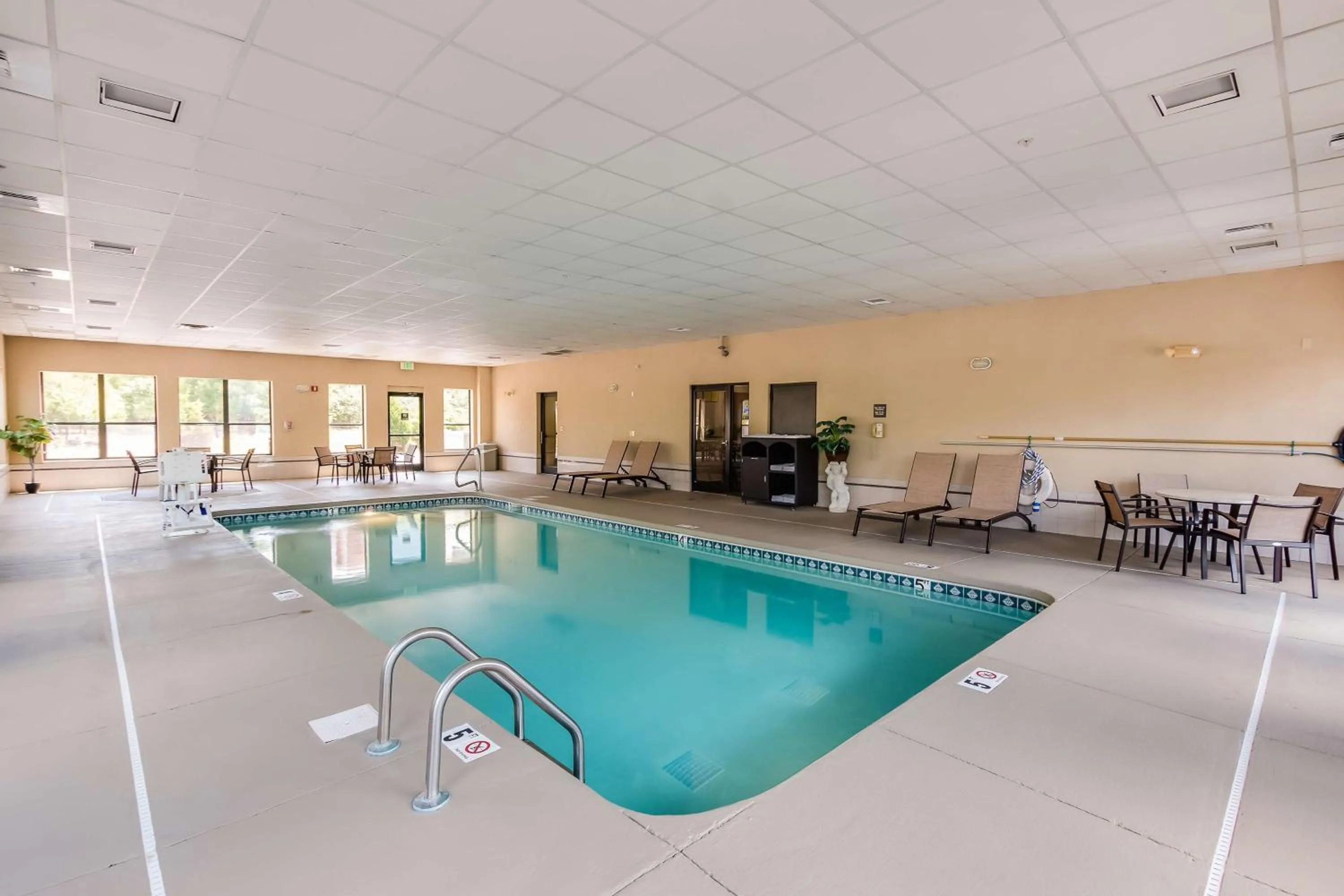 Pool view in Hampton Inn Dickson