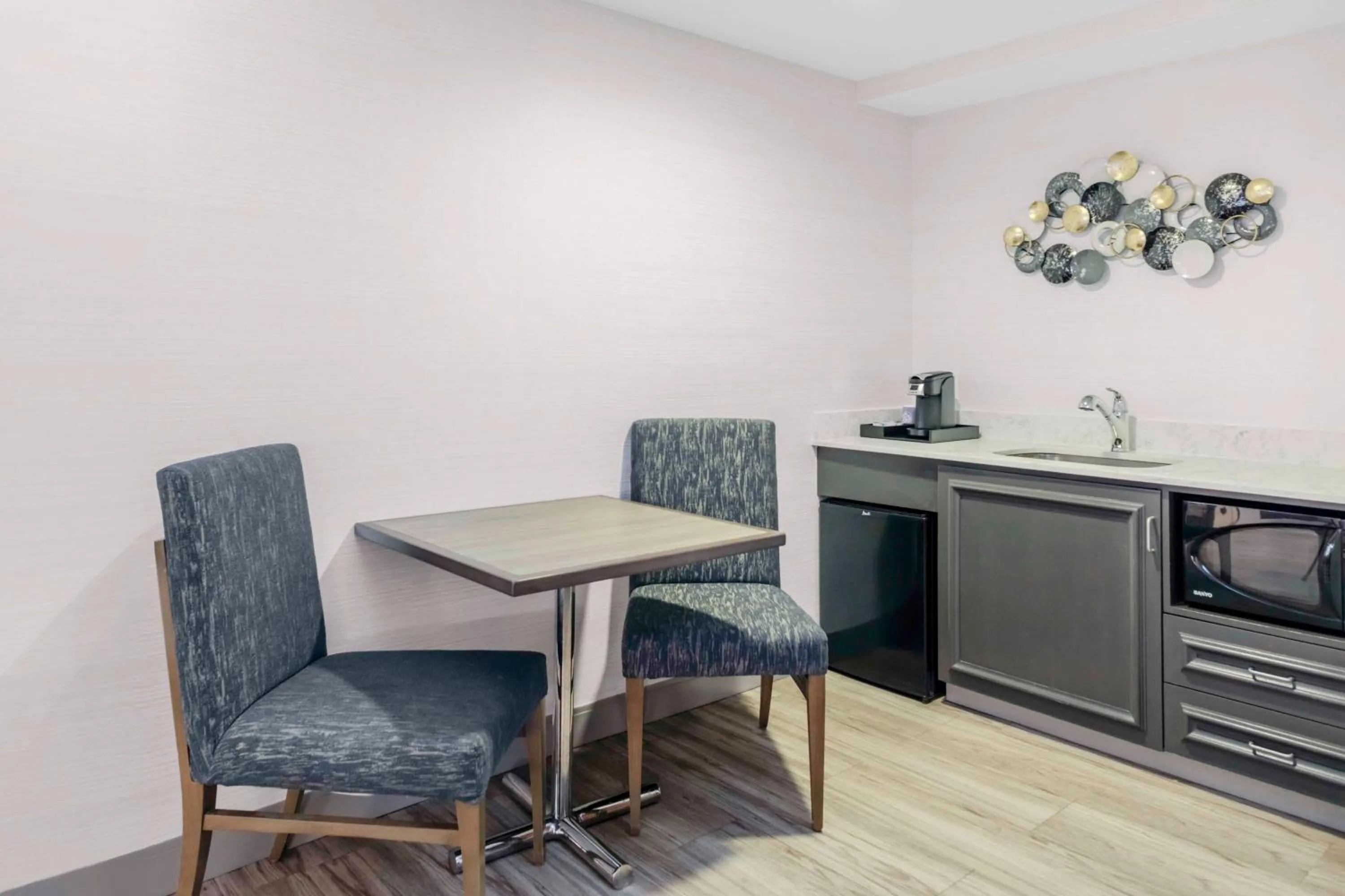 Photo of the whole room in Hilton Garden Inn Freeport Downtown