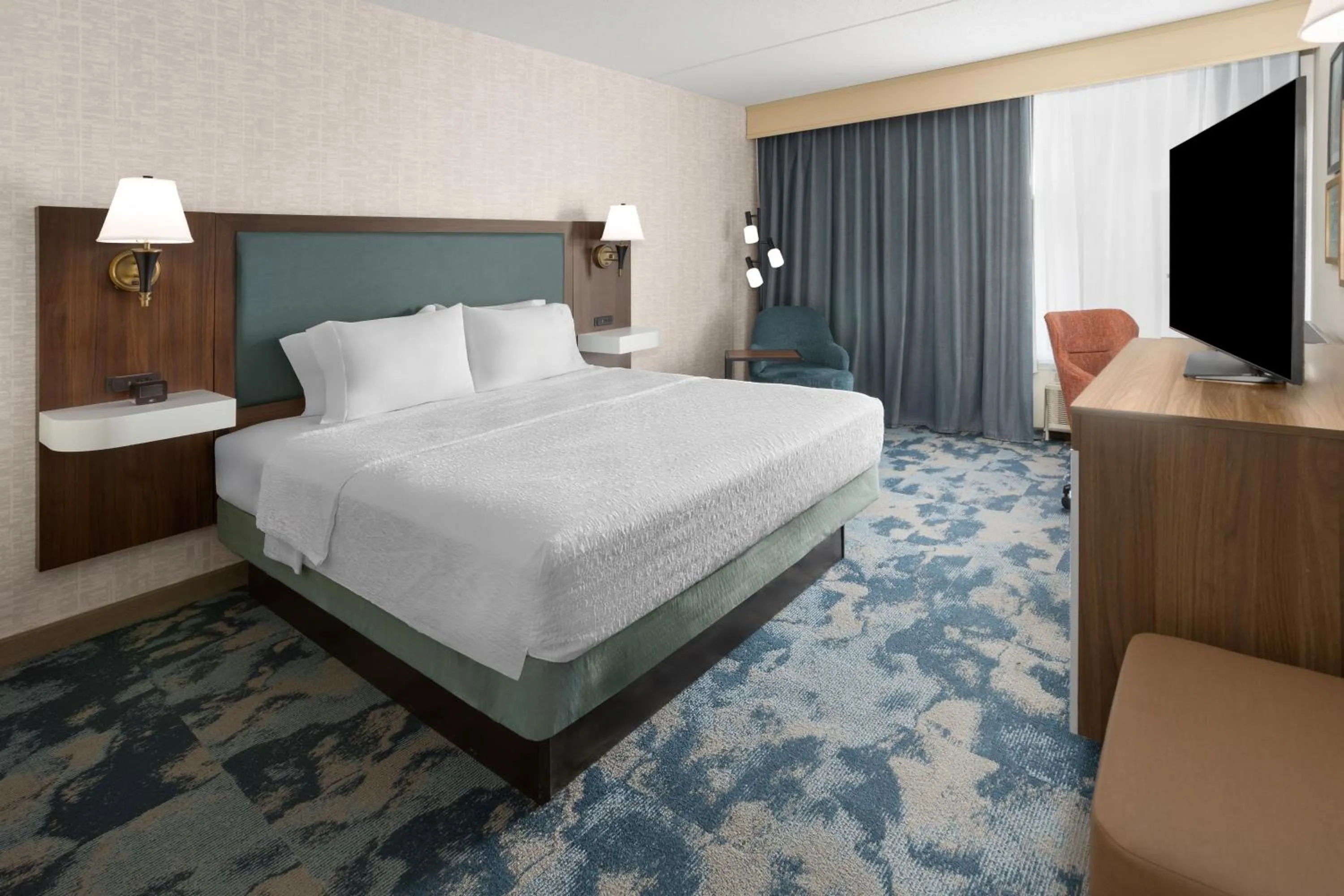 Bed in Hampton Inn Frostburg