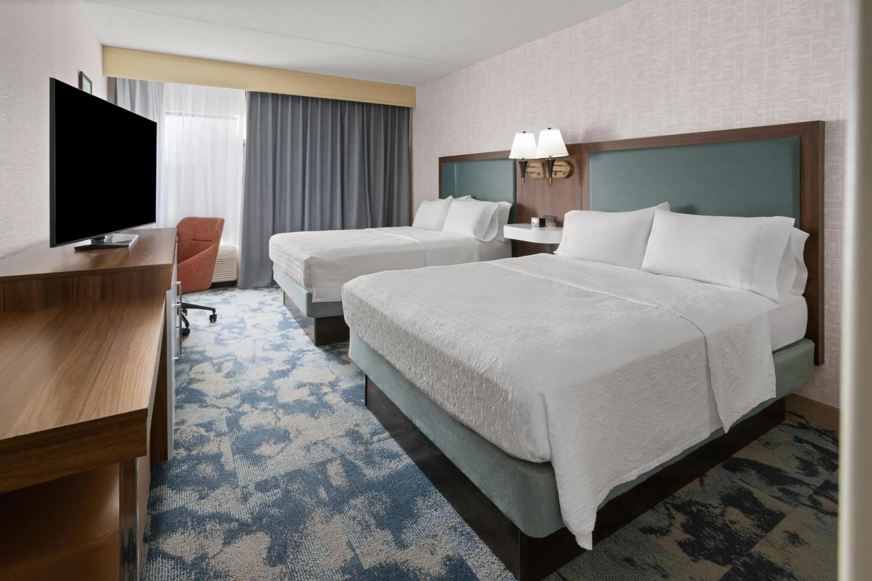 Bed in Hampton Inn Frostburg