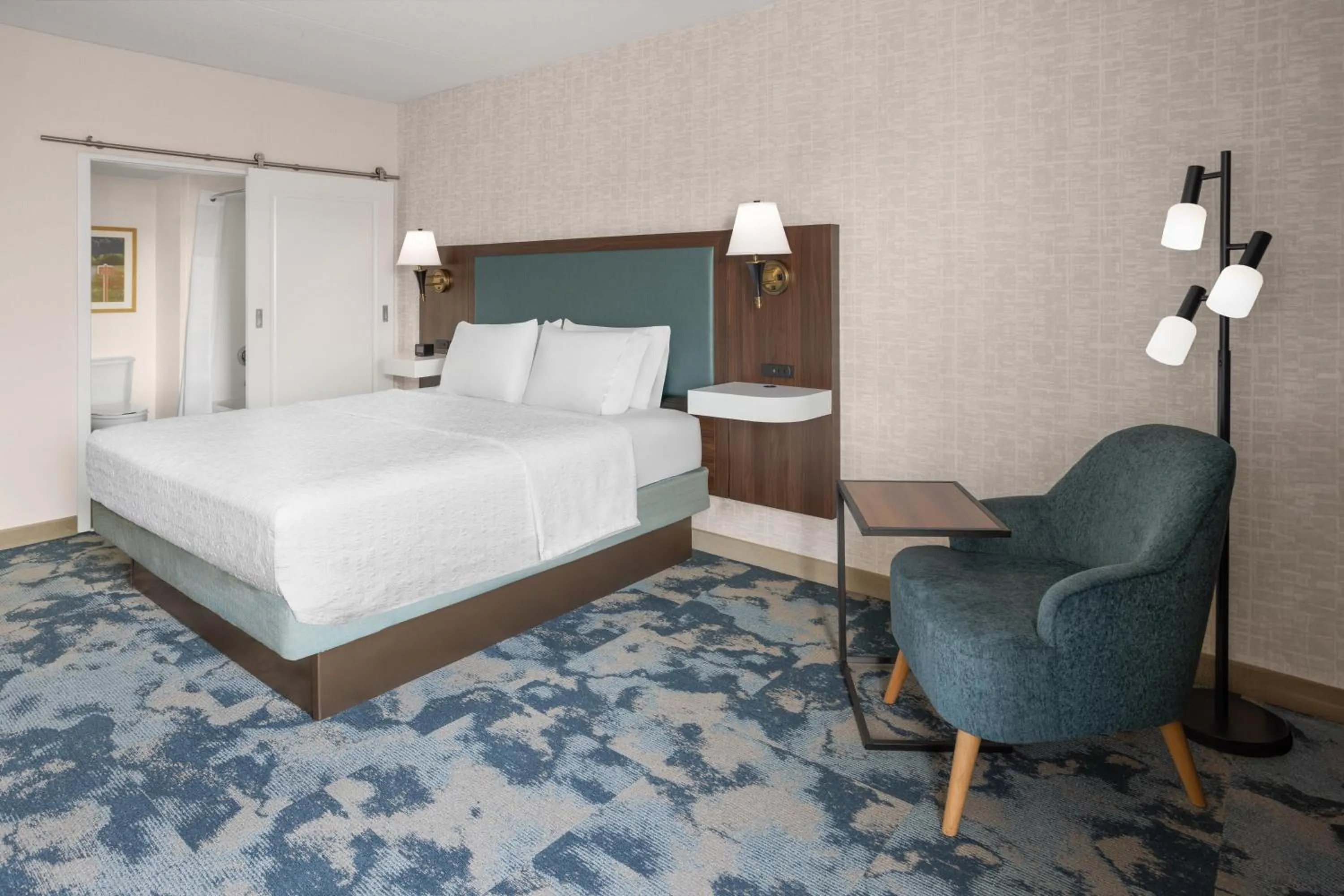 Bed in Hampton Inn Frostburg