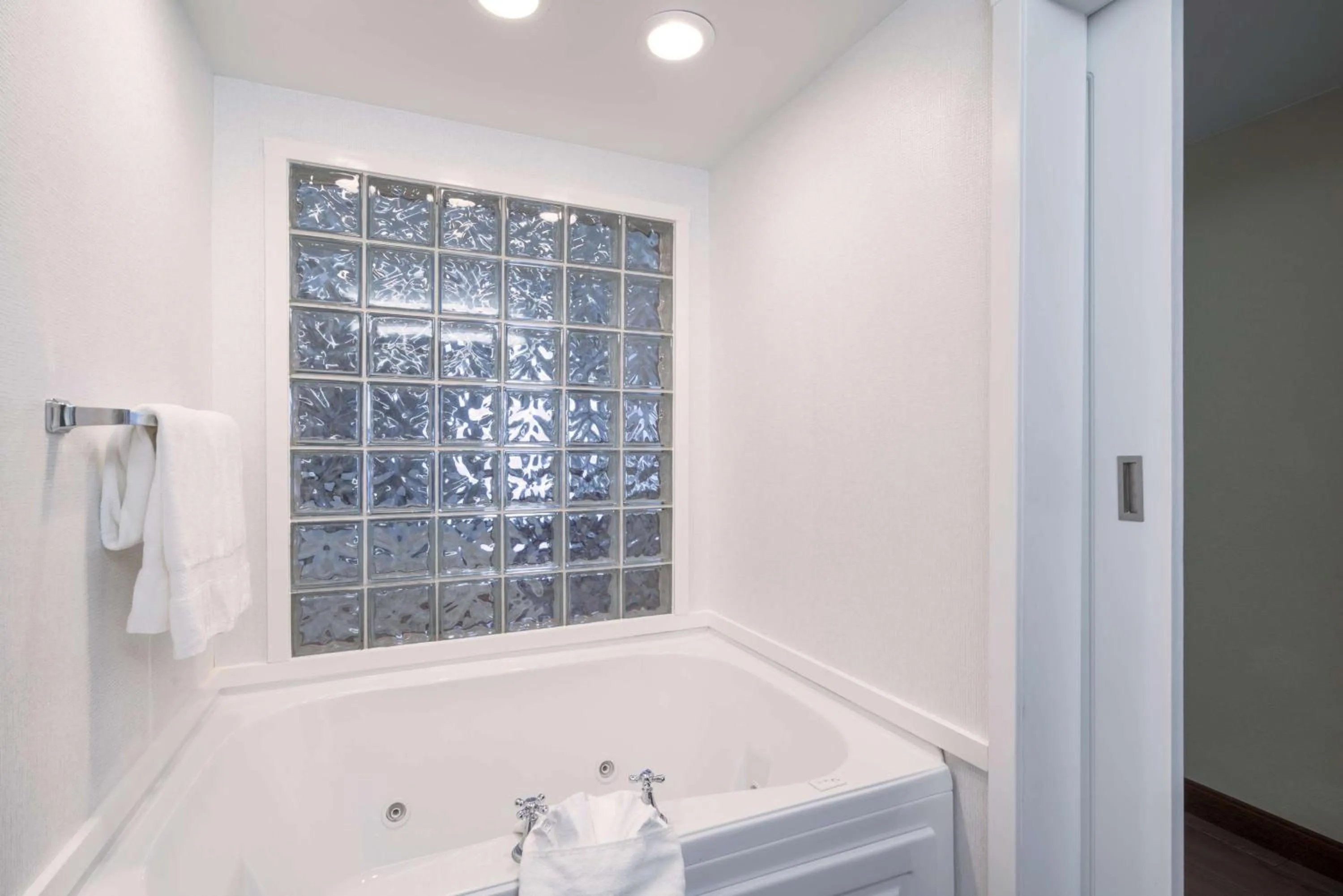 Bathroom in Hampton Inn Frostburg